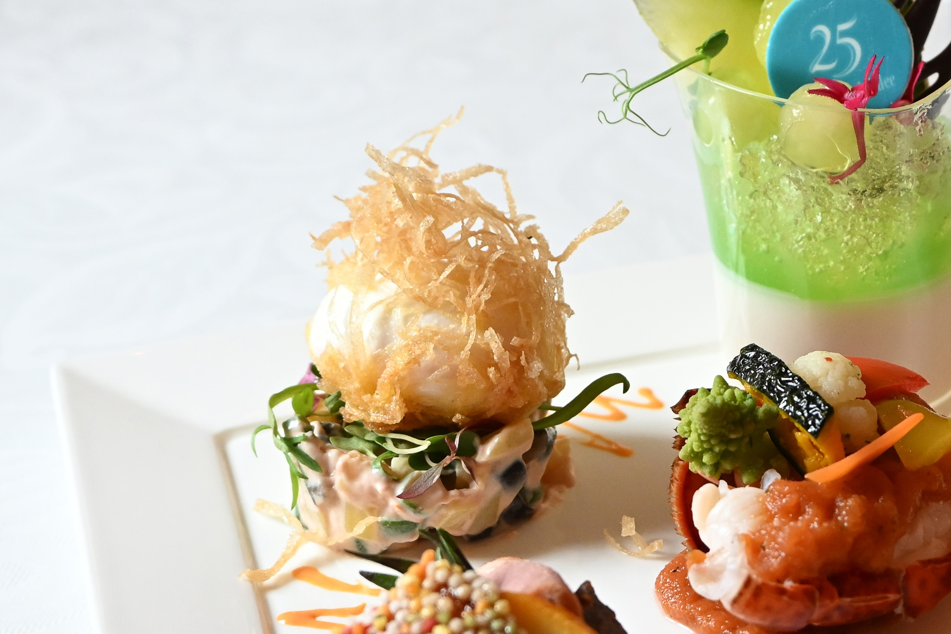 誕生を象徴した卵を使ったパートブリックをまとったエッグのフリット