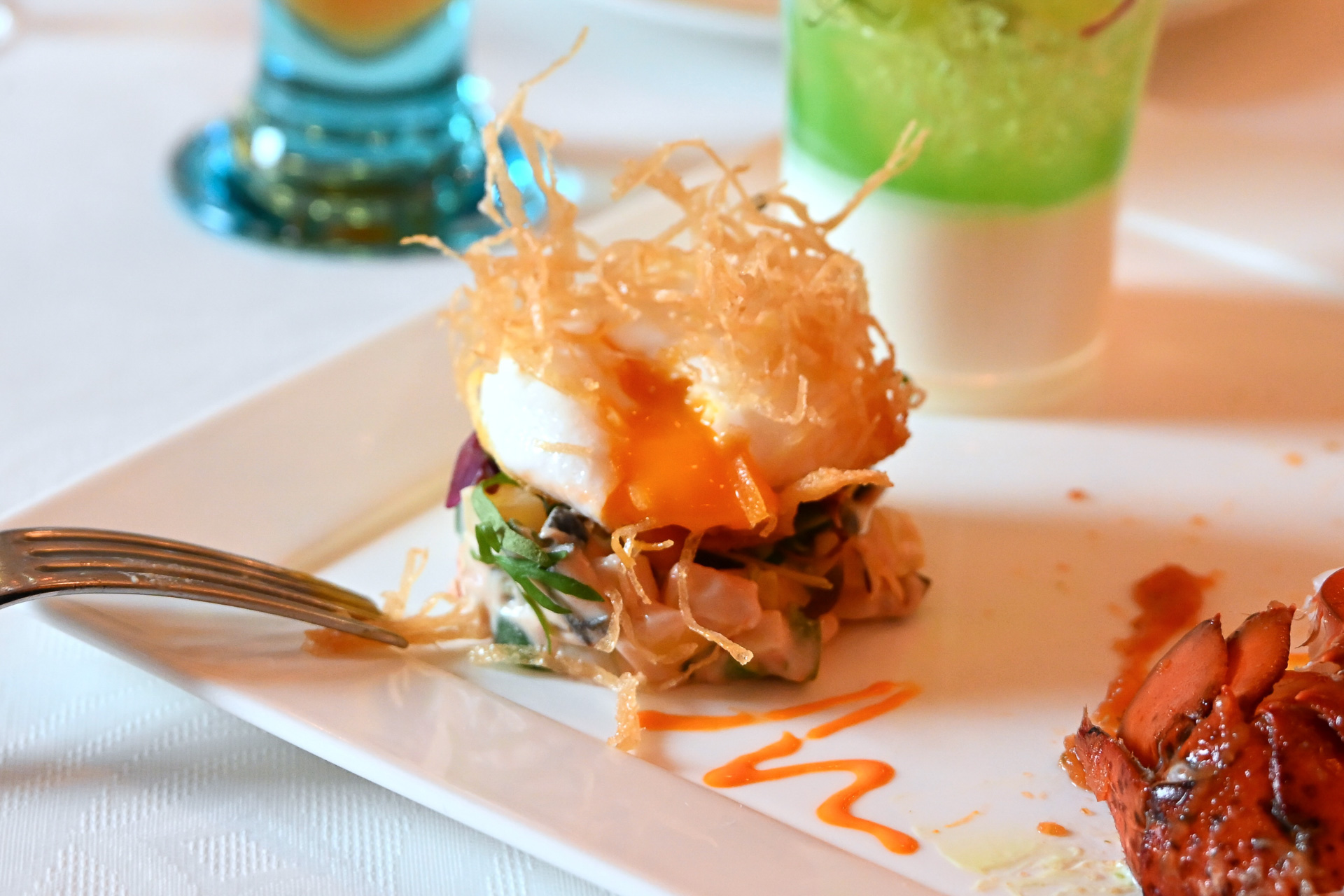 とろ～り卵と絡めて味わおう、とにかくいろいろな食感が楽しめる1品だ