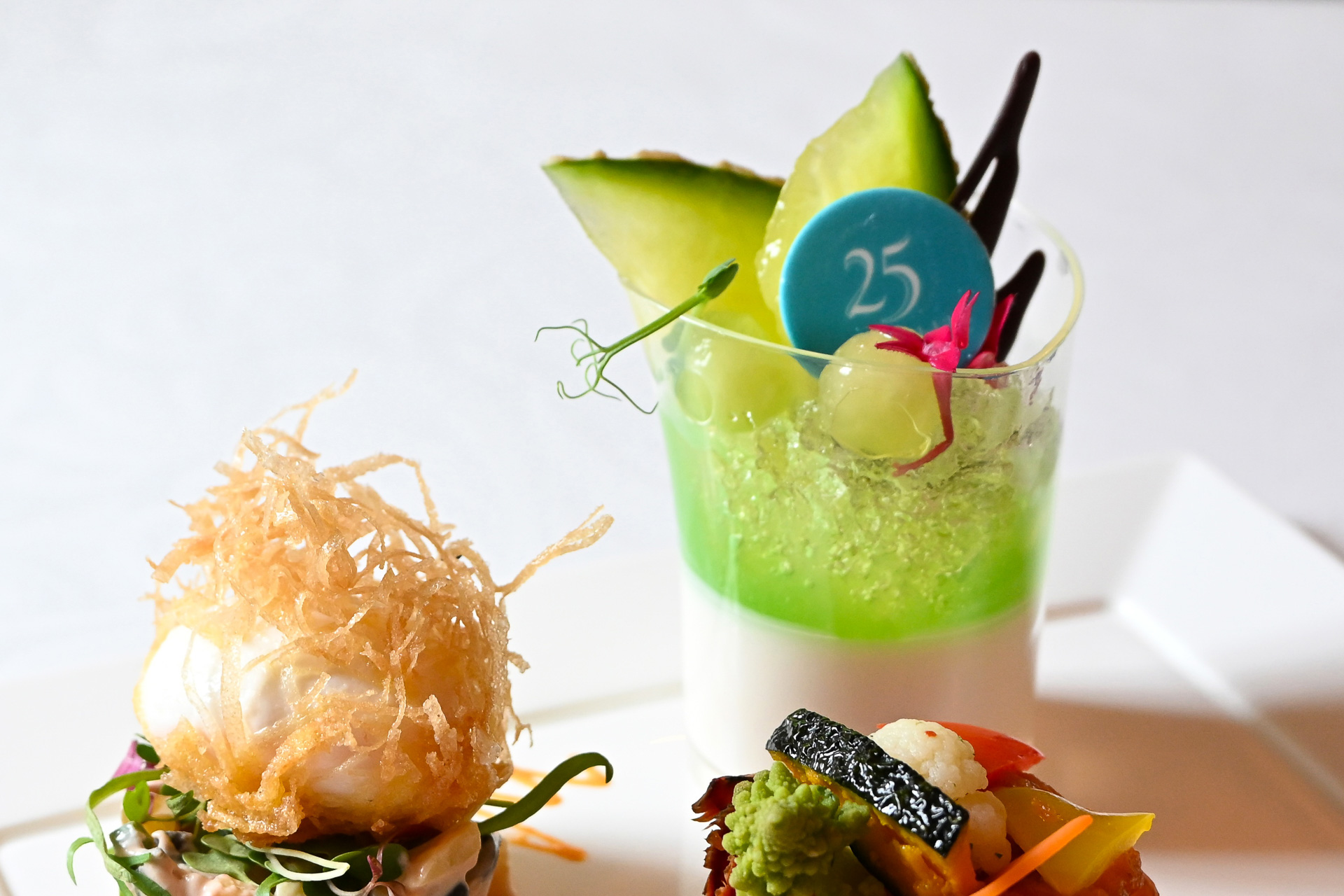 旬のフルーツをふんだんにつかったメロンとパンナコッタ