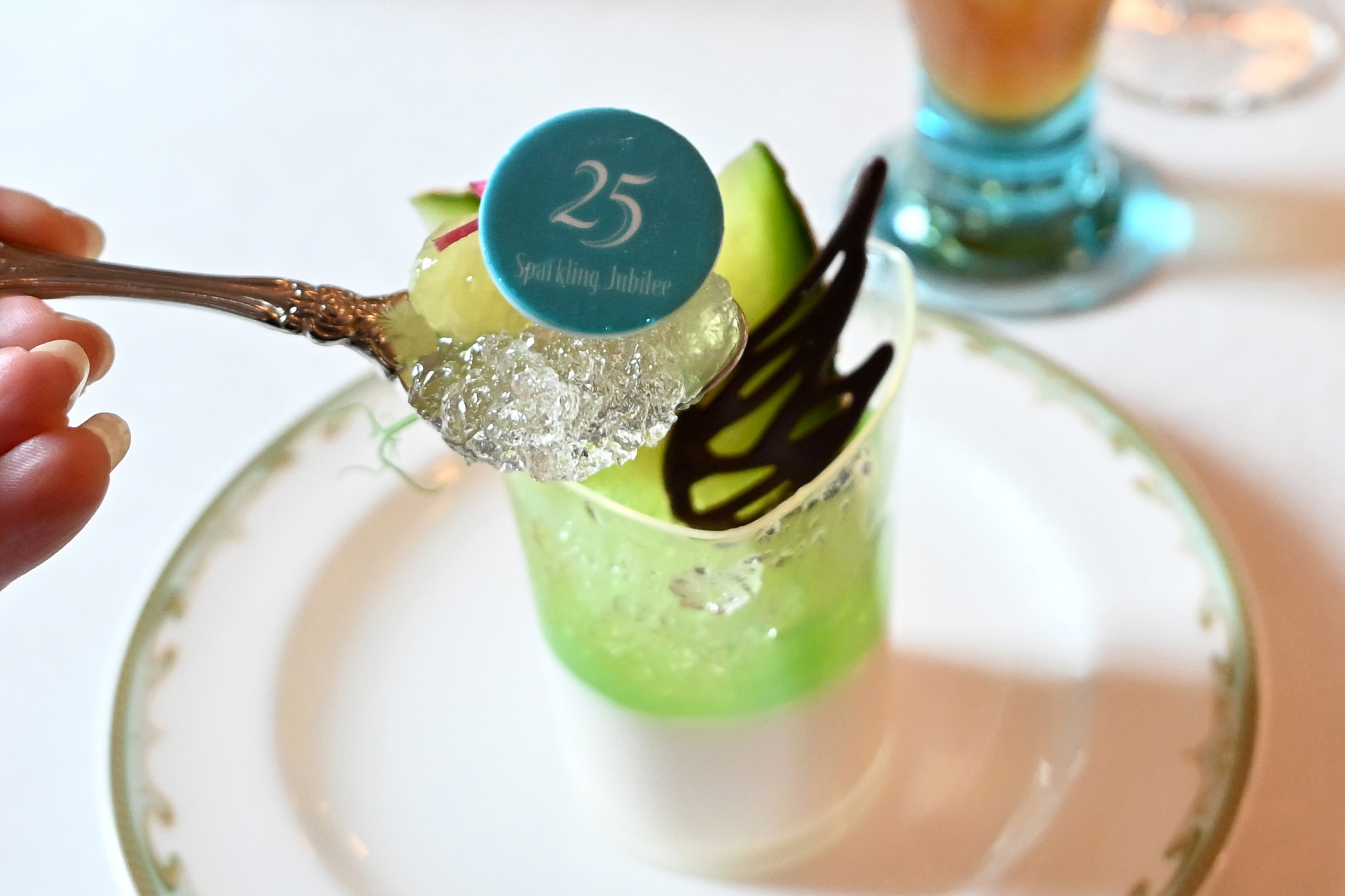 旬のフルーツをふんだんにつかったメロンとパンナコッタ