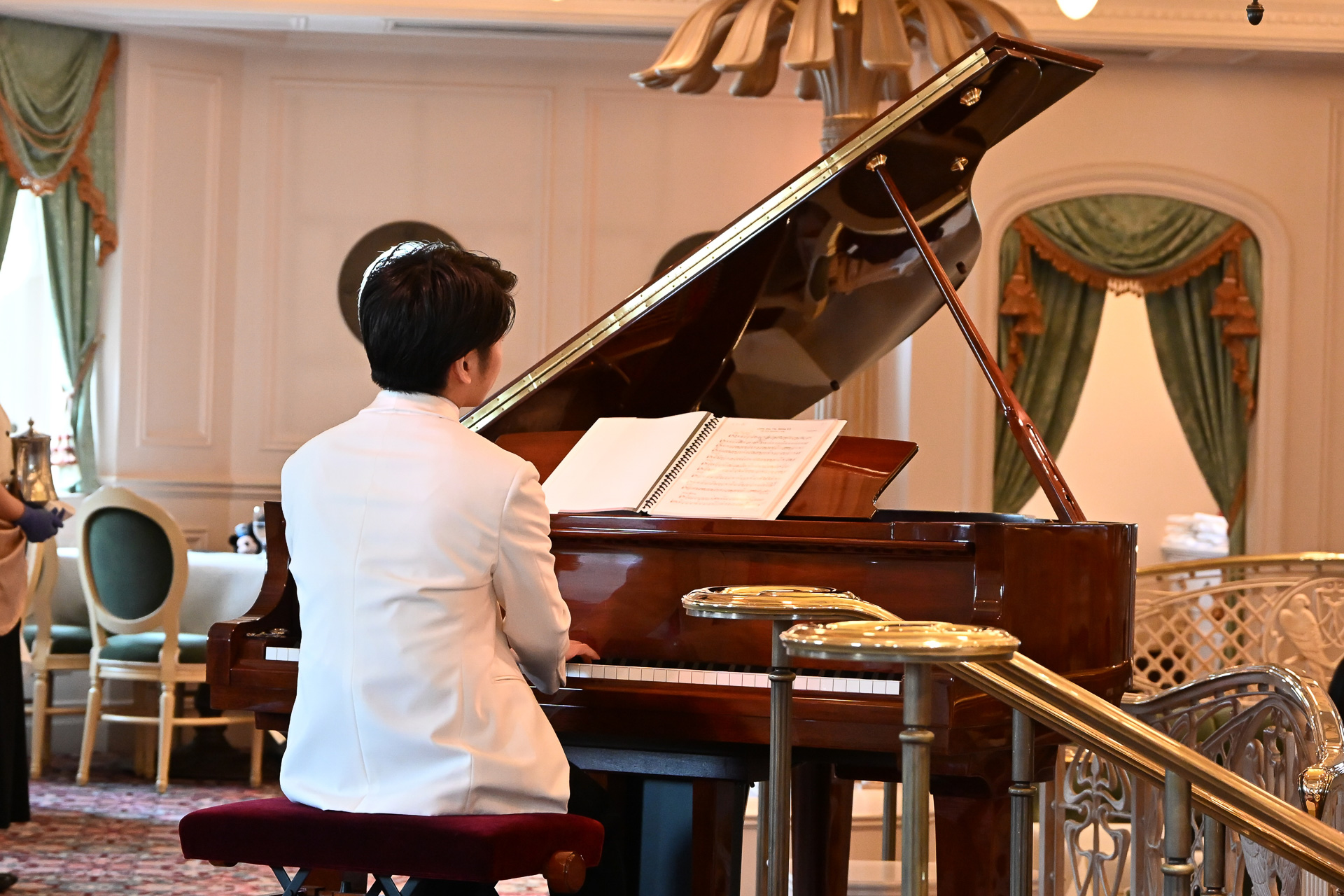 ちょうどピアノ演奏がスタート。懐かしい楽曲の数々が披露された