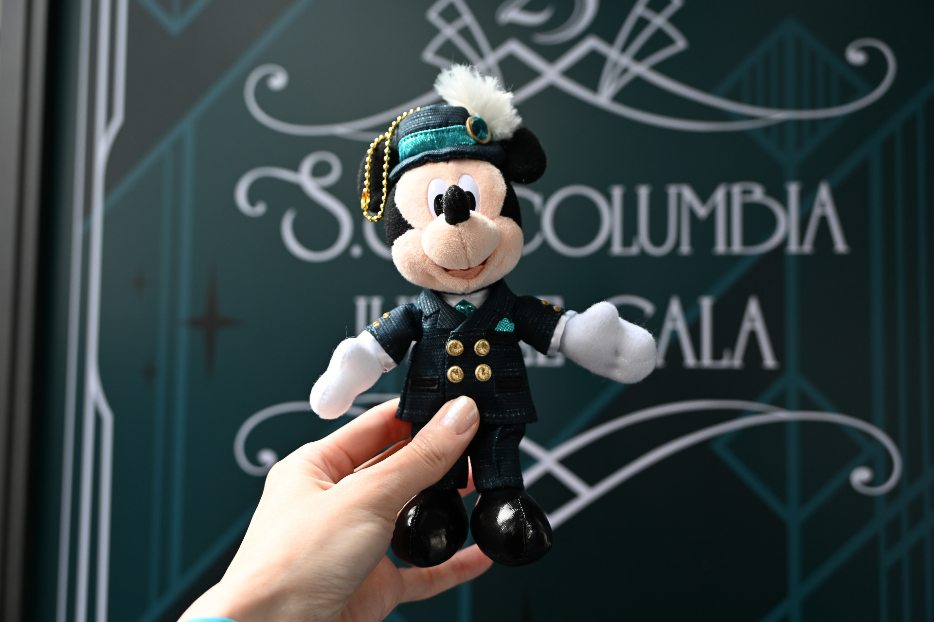 ミッキーマウスはつばありの丸みを帯びたハットに、ダブル4ボタンのジェケットでクールに決めている