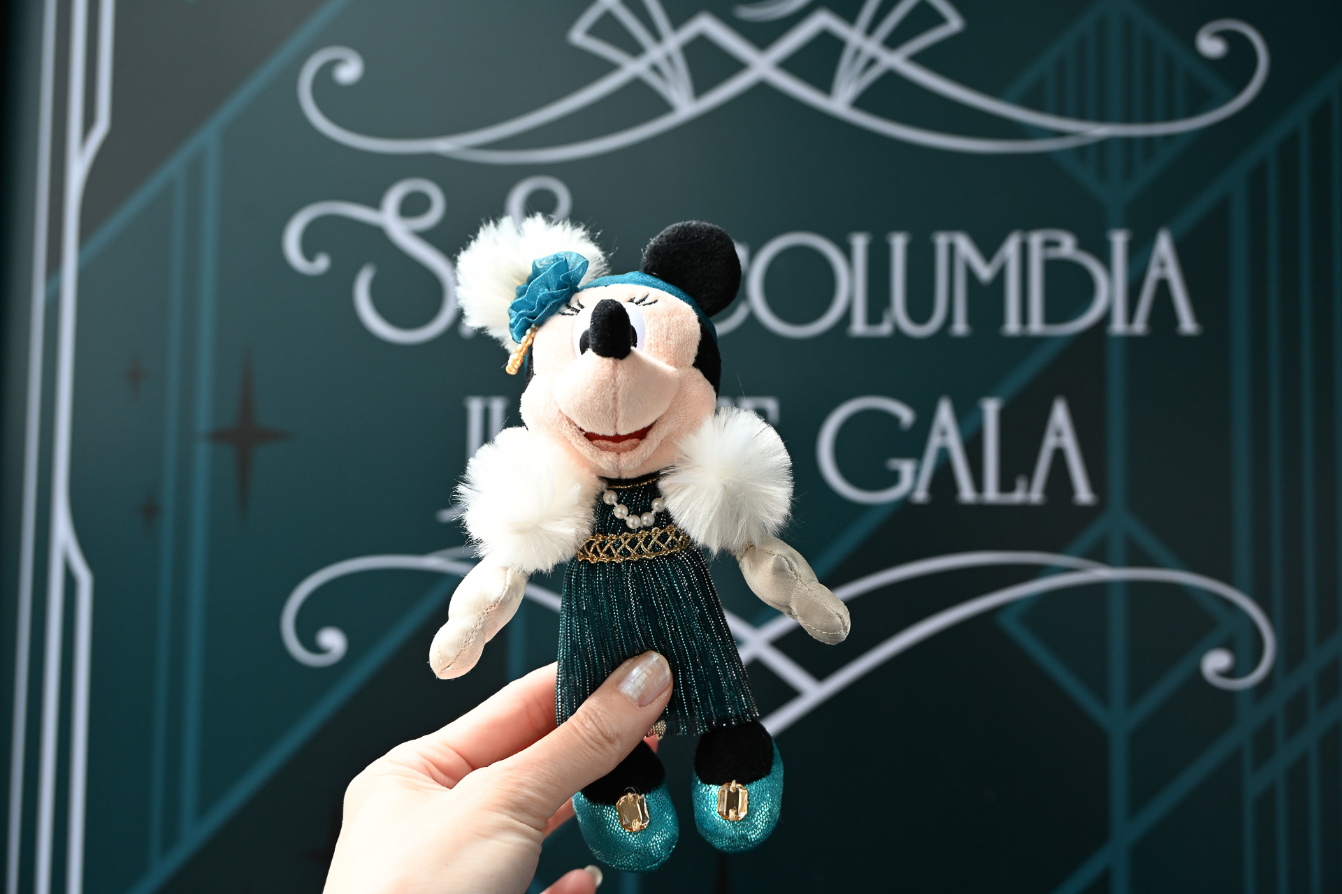 ミニーマウスのぬいぐるみバッジはアールデコな雰囲気ただようフラッパードレス的な衣装がとにかくエレガント