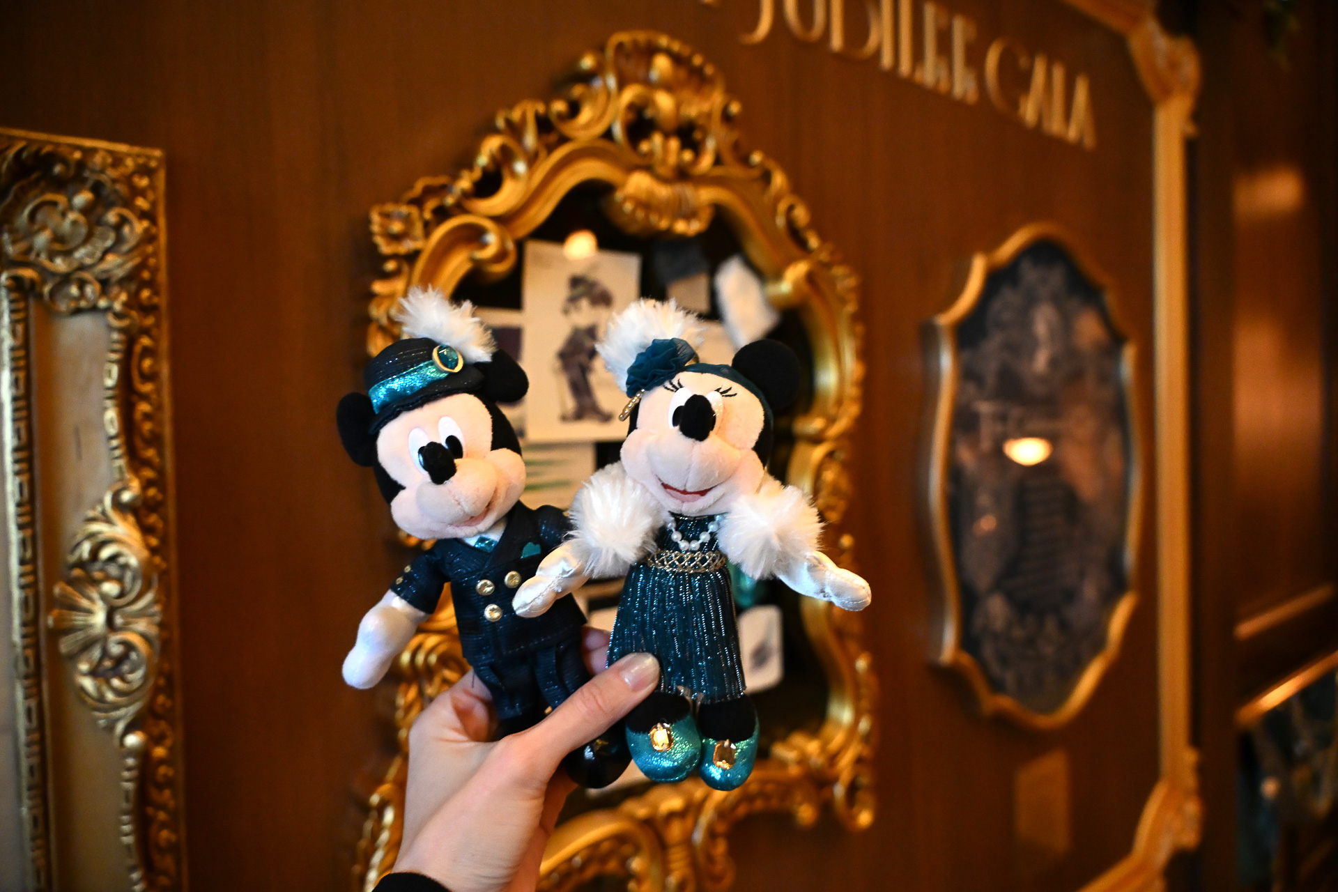 ミニーマウスの羽飾りは、優雅でありながら華やかさも……などヒントがこちらのエリアには隠れている