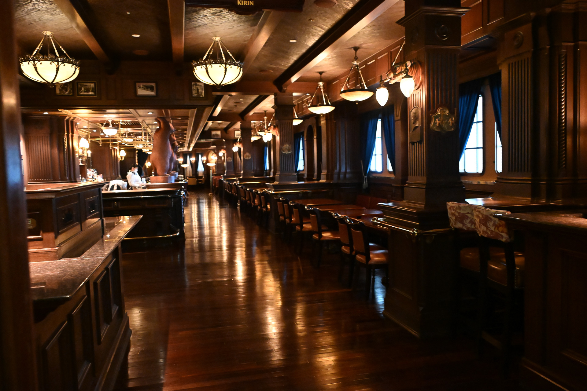 カウンターから好みのドリンクを手にして、好きな席へ座ることができる