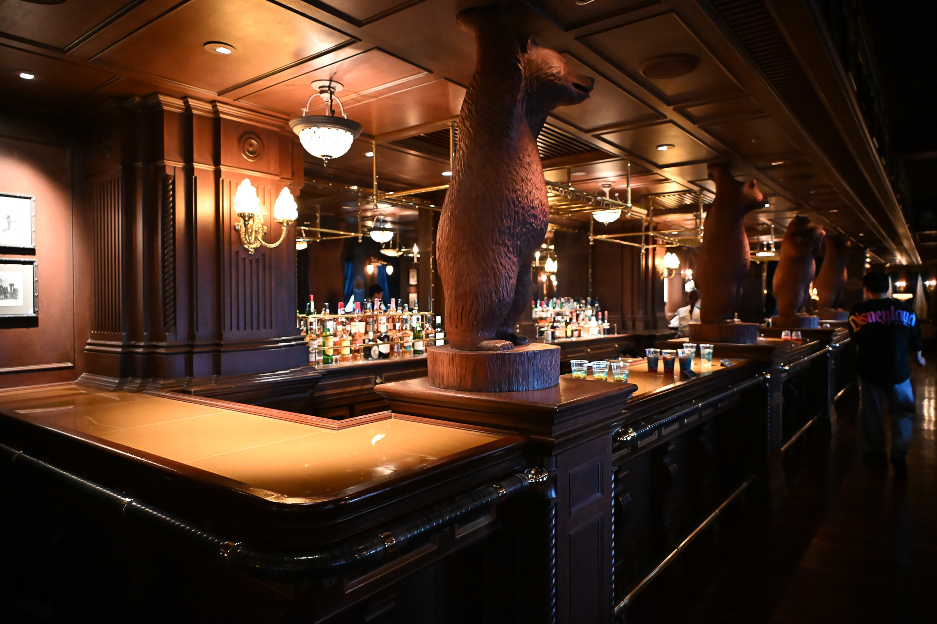 カウンターから好みのドリンクを手にして、好きな席へ座ることができる