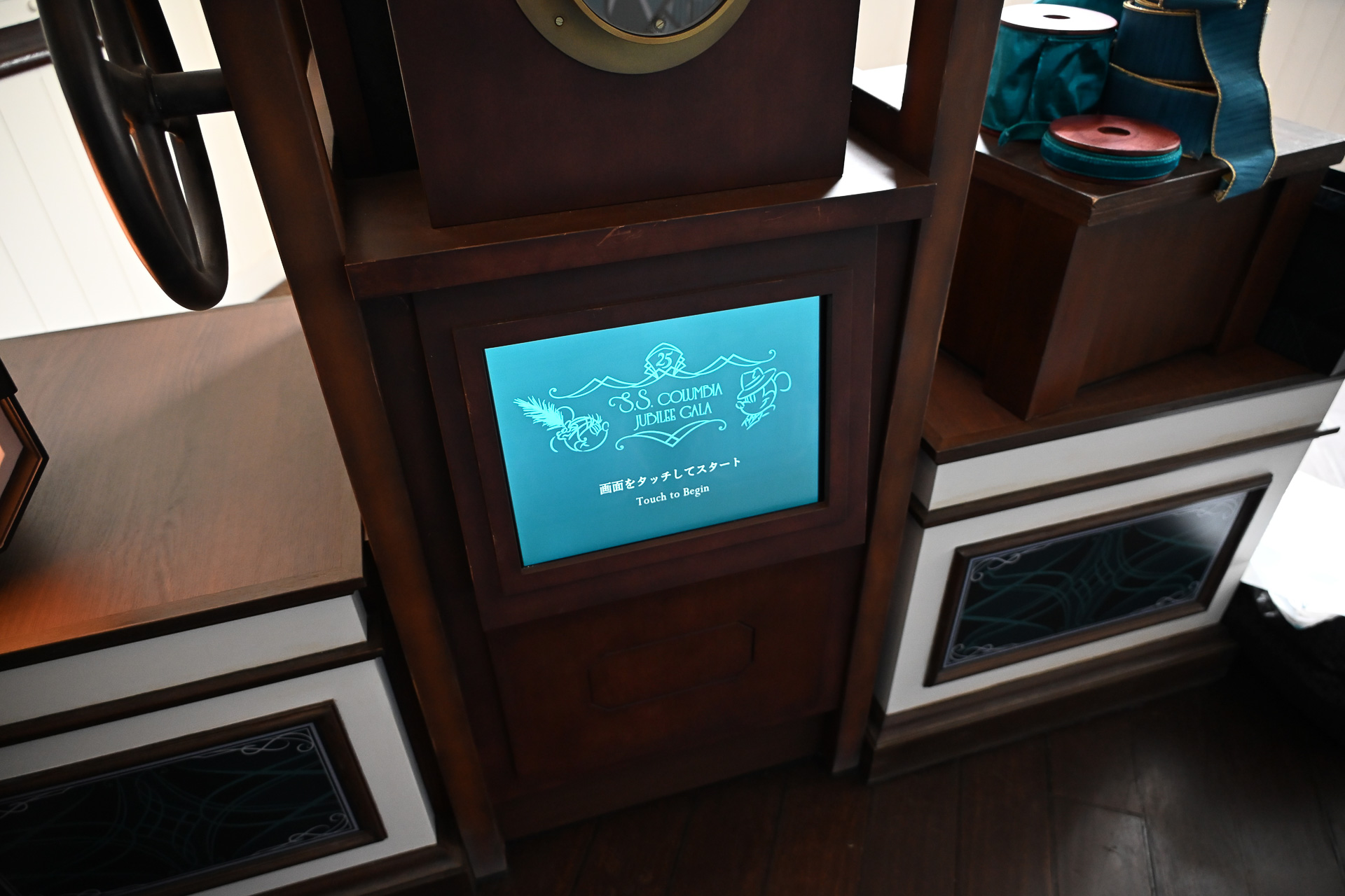 タッチ式でセルフで撮影が楽しめる。また、プリントに印刷されたQRコードからデータのDLも可能