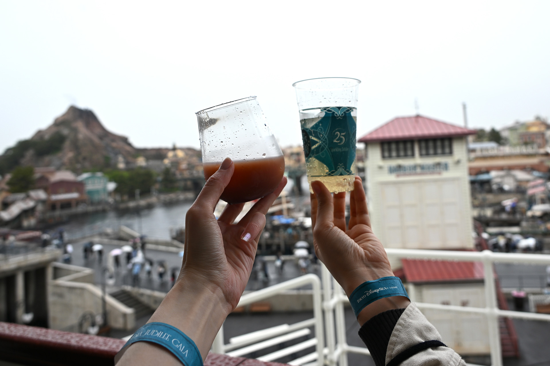 ドリンクは船内なら持ち出しが可能。景色を眺めながらの1杯も