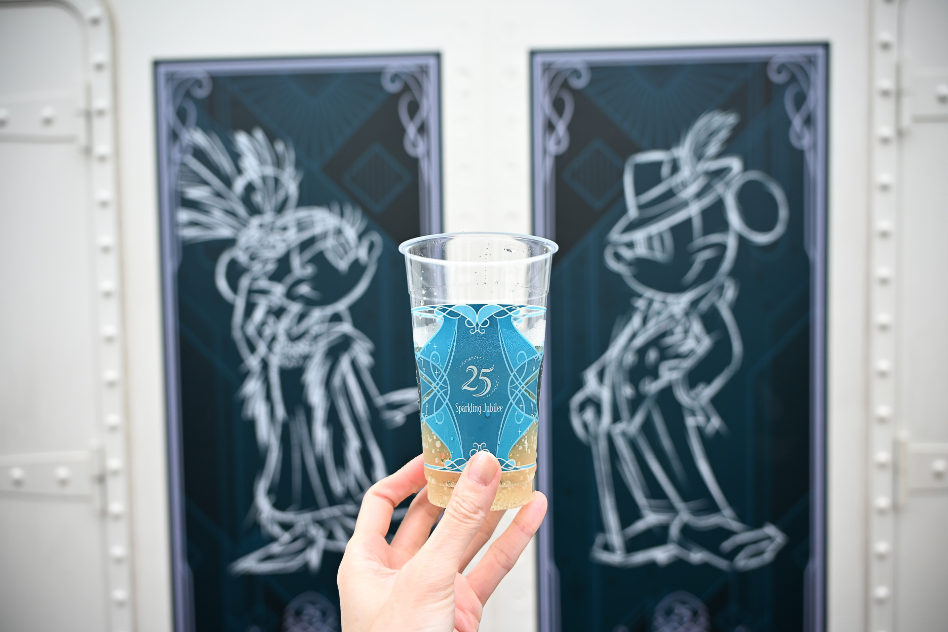 晴れの日はデッキで、雨でも室内でまったりもいいと気づいた