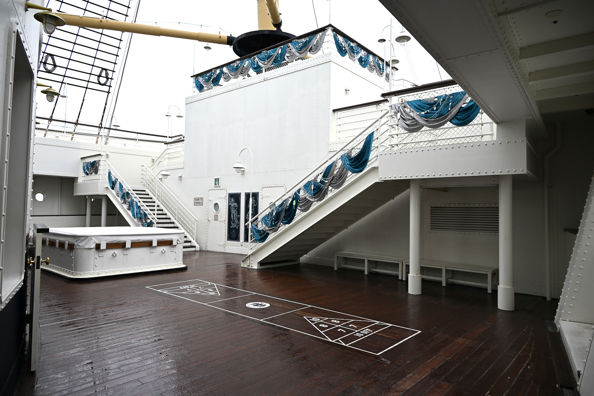 晴れの日はデッキで、雨でも室内でまったりもいいと気づいた