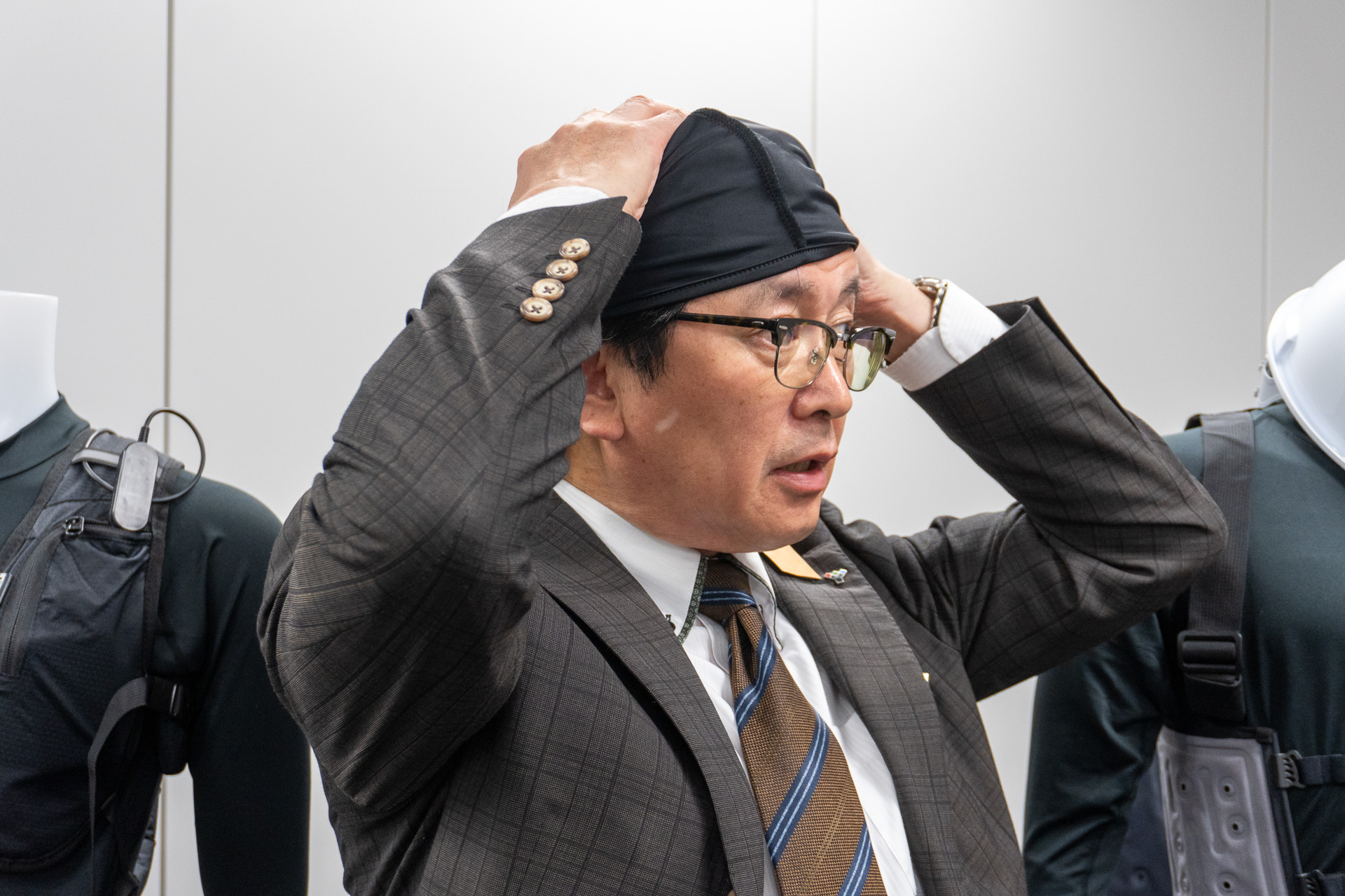 頭頂部まで冷やせる「ヘッドアタッチメント」（8000円）。主にヘルメットを使う現場作業者向け