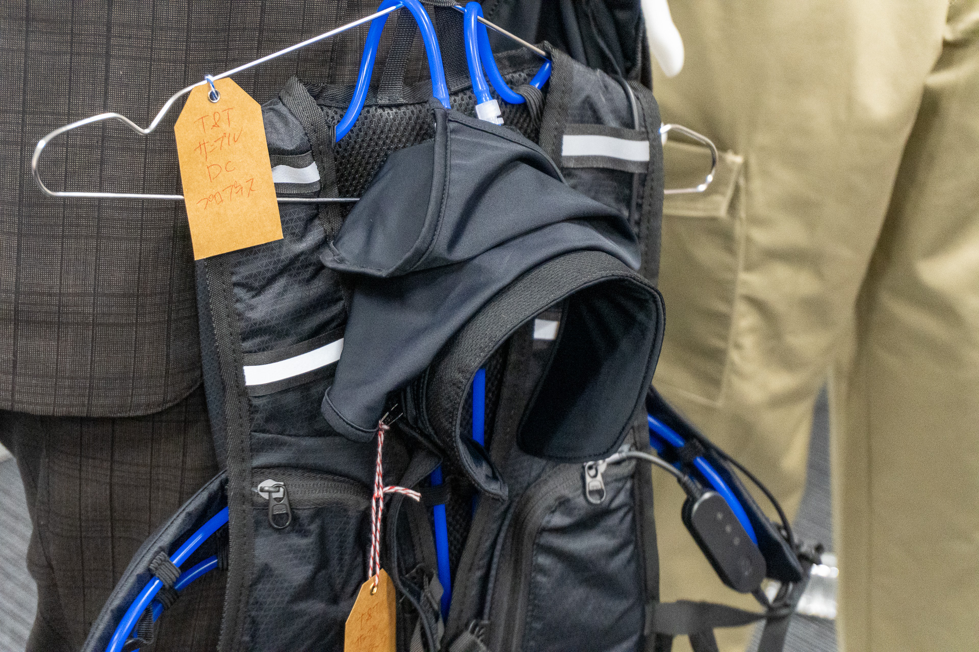 血管が集中する首元を効率よく冷やせる「ネックアタッチメント」（8000円）