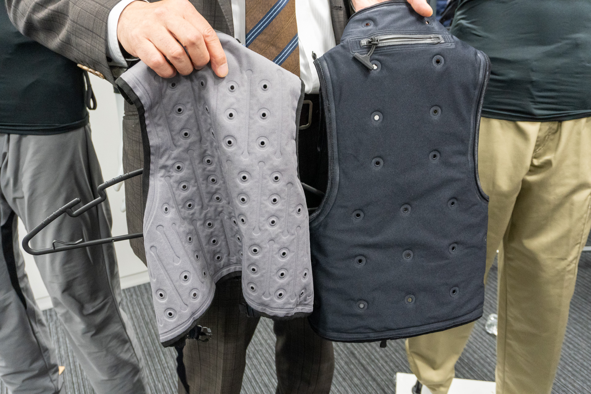 左が新モデル「Mizu fit」（7980円）、右が従来品