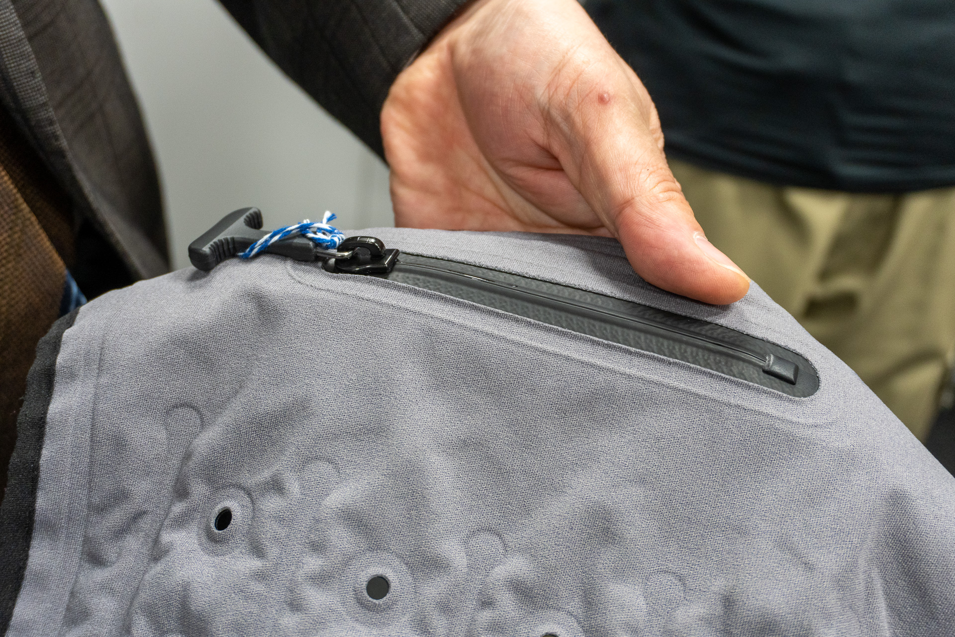 ベスト内に浸透した水が蒸発する際の気化熱によって身体を冷却。水を250mL程度入れるだけで1日持ち、バッテリーも不要なので、手軽に使える