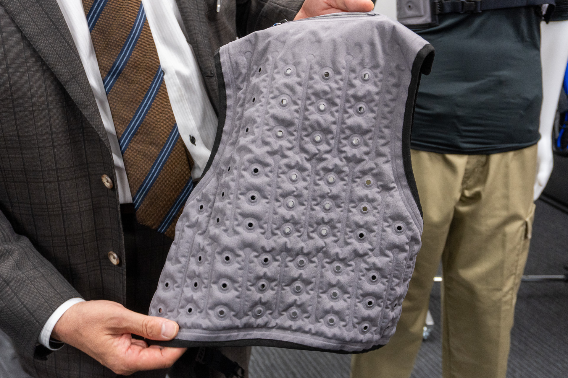 ベスト内に浸透した水が蒸発する際の気化熱によって身体を冷却。水を250mL程度入れるだけで1日持ち、バッテリーも不要なので、手軽に使える