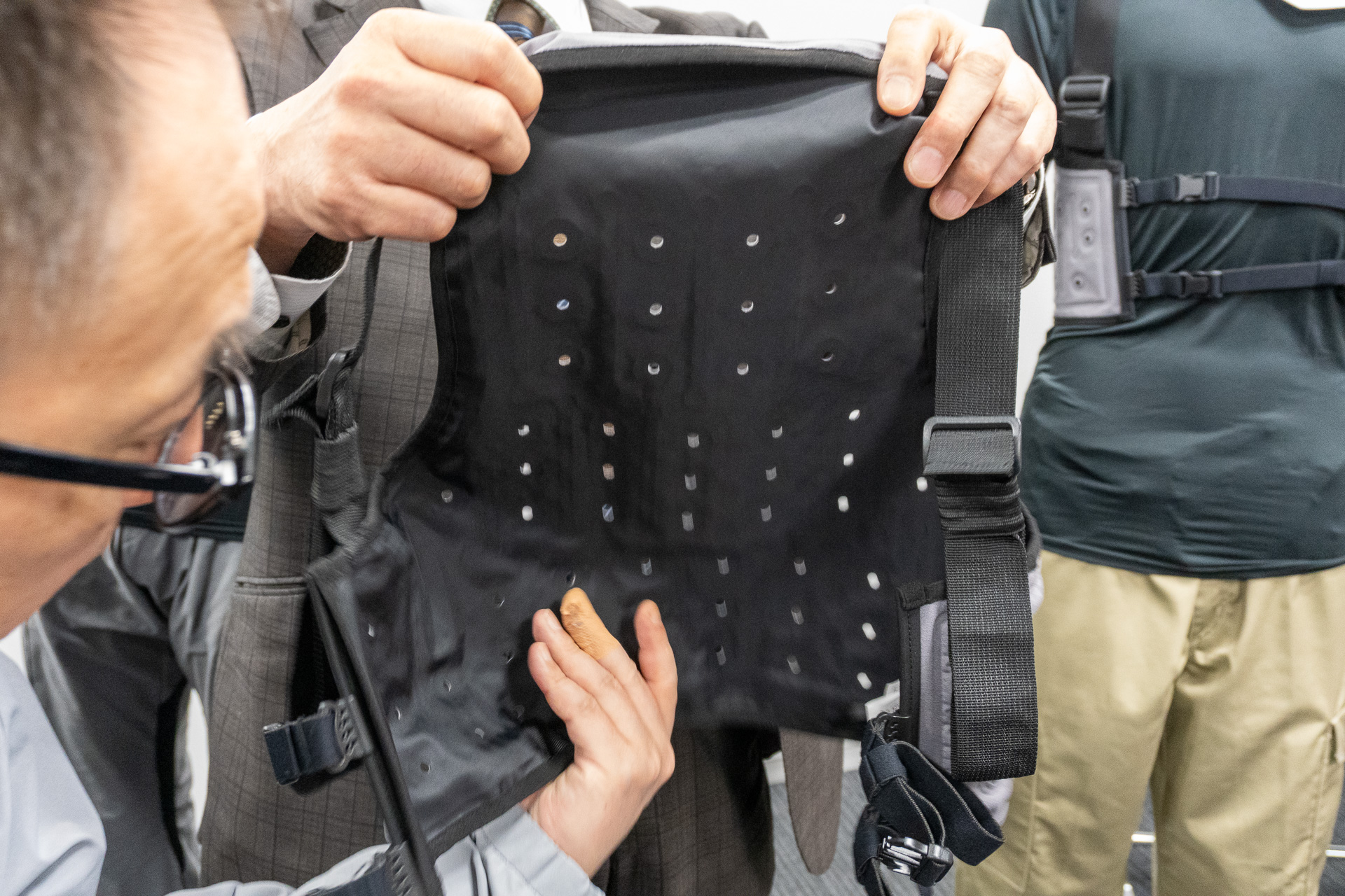 ベスト内に浸透した水が蒸発する際の気化熱によって身体を冷却。水を250mL程度入れるだけで1日持ち、バッテリーも不要なので、手軽に使える