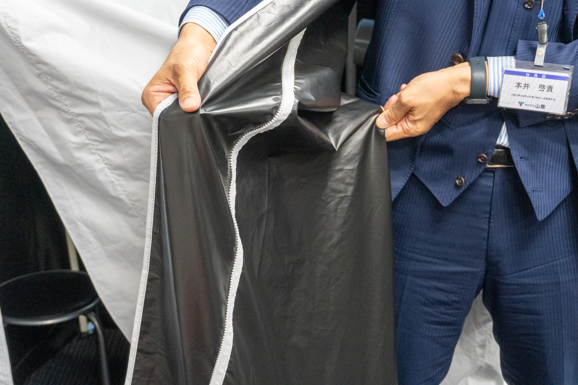 遮光率99.99パーセント、UPF50+のブラックコーティング生地を採用している