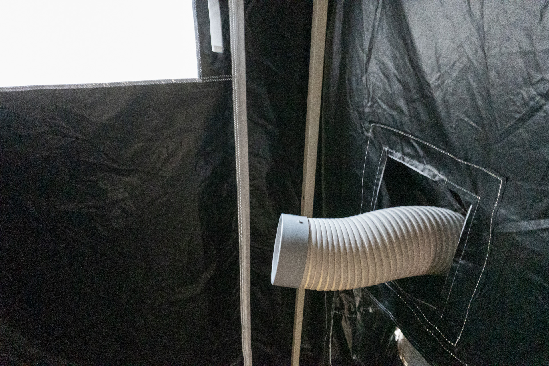 中に入ってみるととても涼しく、ヒンヤリしていた。小窓やベンチレーションも備えている。ドアの裾は、風でめくれないよう重り（水の入ったペットボトルなど）を入れるポケット付き