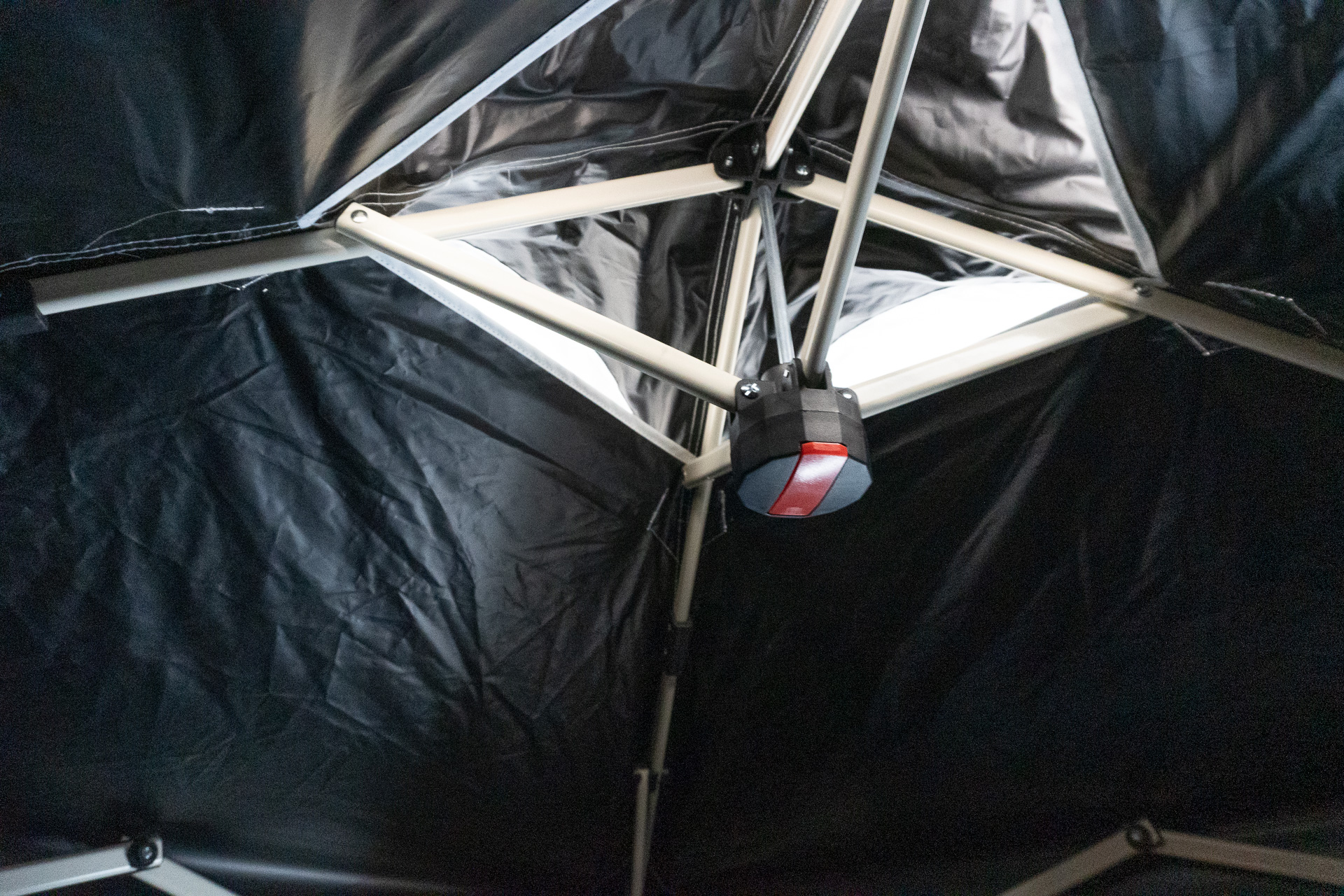 中に入ってみるととても涼しく、ヒンヤリしていた。小窓やベンチレーションも備えている。ドアの裾は、風でめくれないよう重り（水の入ったペットボトルなど）を入れるポケット付き