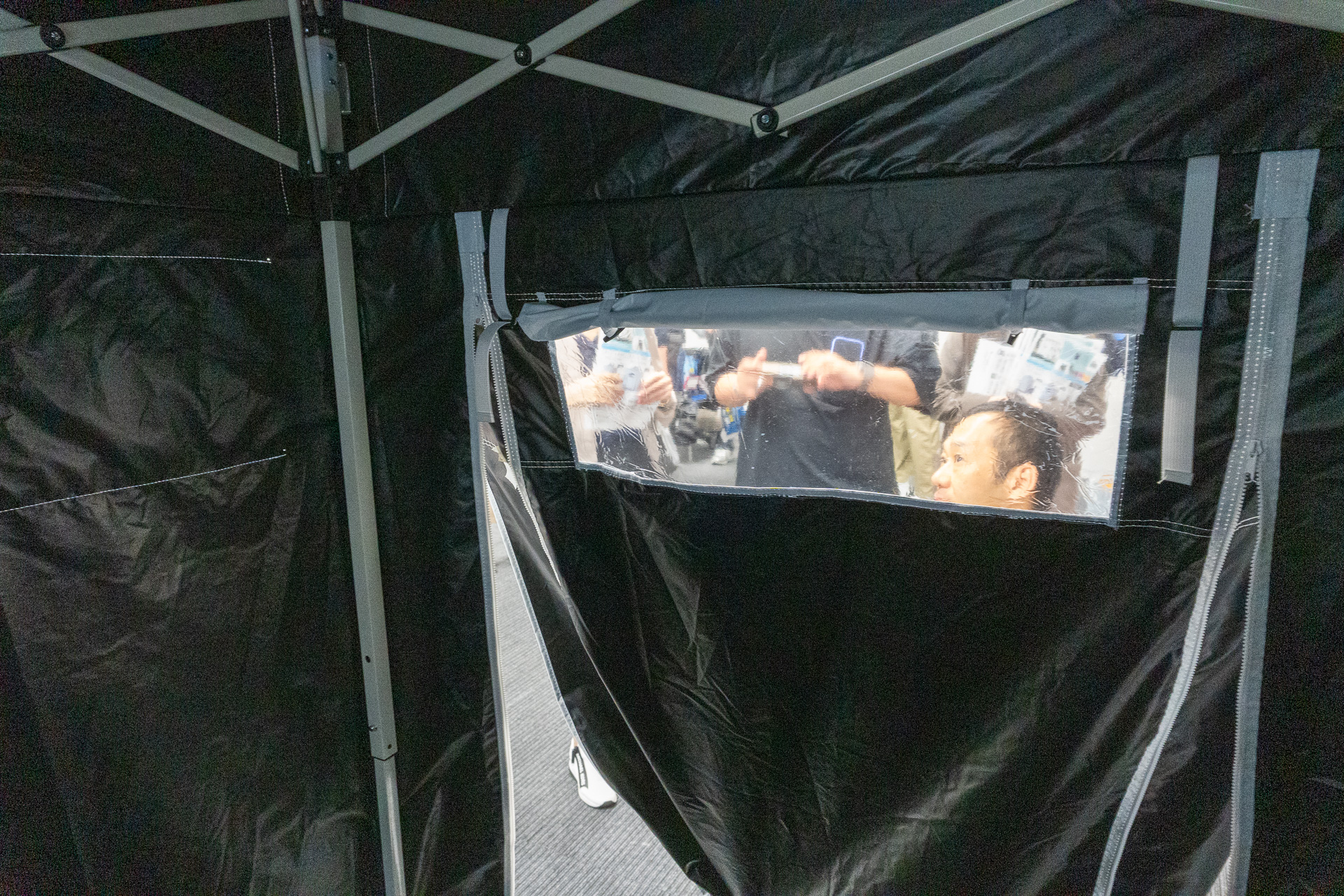 中に入ってみるととても涼しく、ヒンヤリしていた。小窓やベンチレーションも備えている。ドアの裾は、風でめくれないよう重り（水の入ったペットボトルなど）を入れるポケット付き