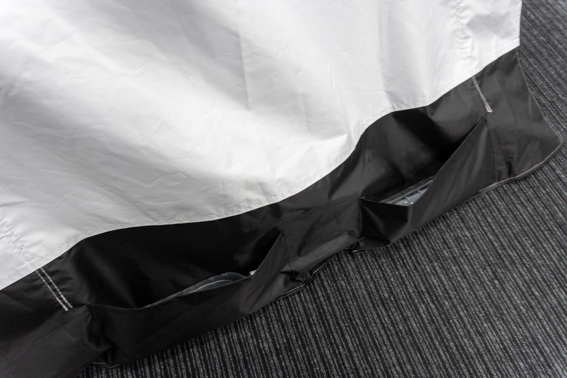 中に入ってみるととても涼しく、ヒンヤリしていた。小窓やベンチレーションも備えている。ドアの裾は、風でめくれないよう重り（水の入ったペットボトルなど）を入れるポケット付き