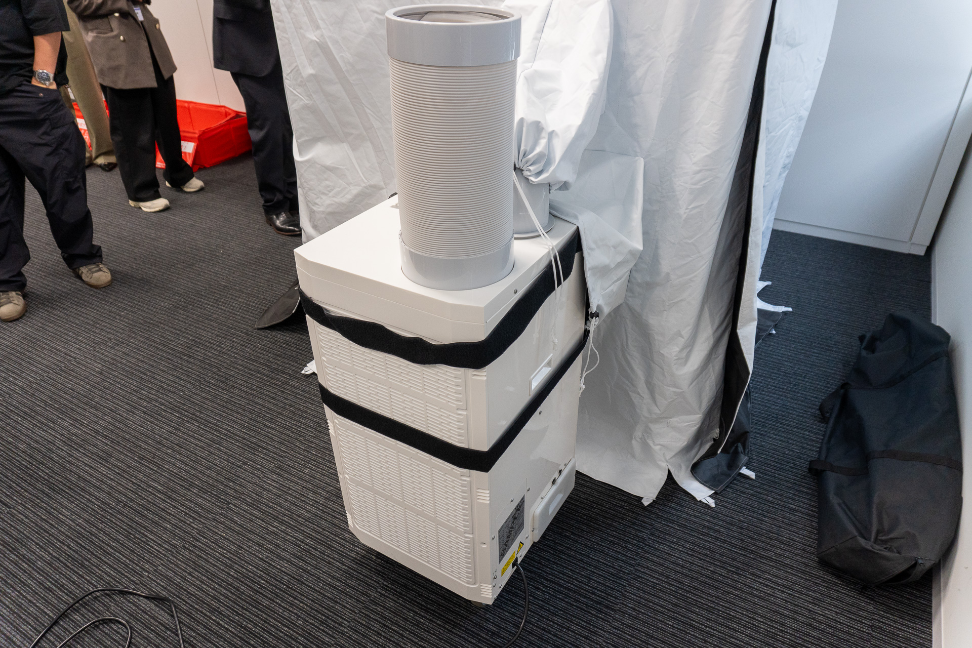 スポットクーラーは他社製品でも代用できるが、推奨は山善製品とのこと（サイズやスペックにより5万9800円～）