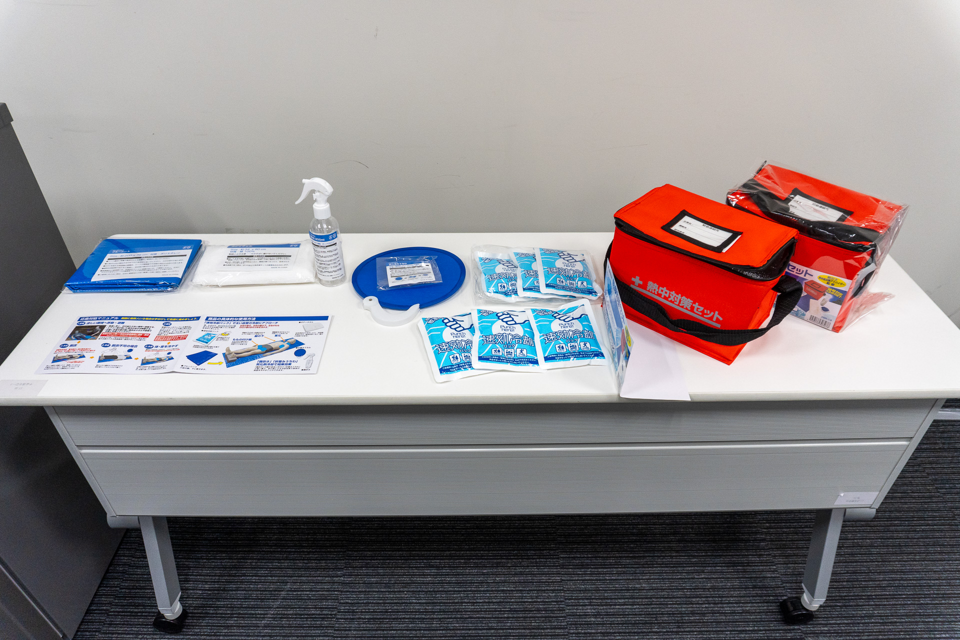 防災士・熱中症対策アドバイザー監修の「熱中対策セット」（2980円）。アイスパック、ブルーシート、緊急対応マニュアルなど計19点がまとめられている