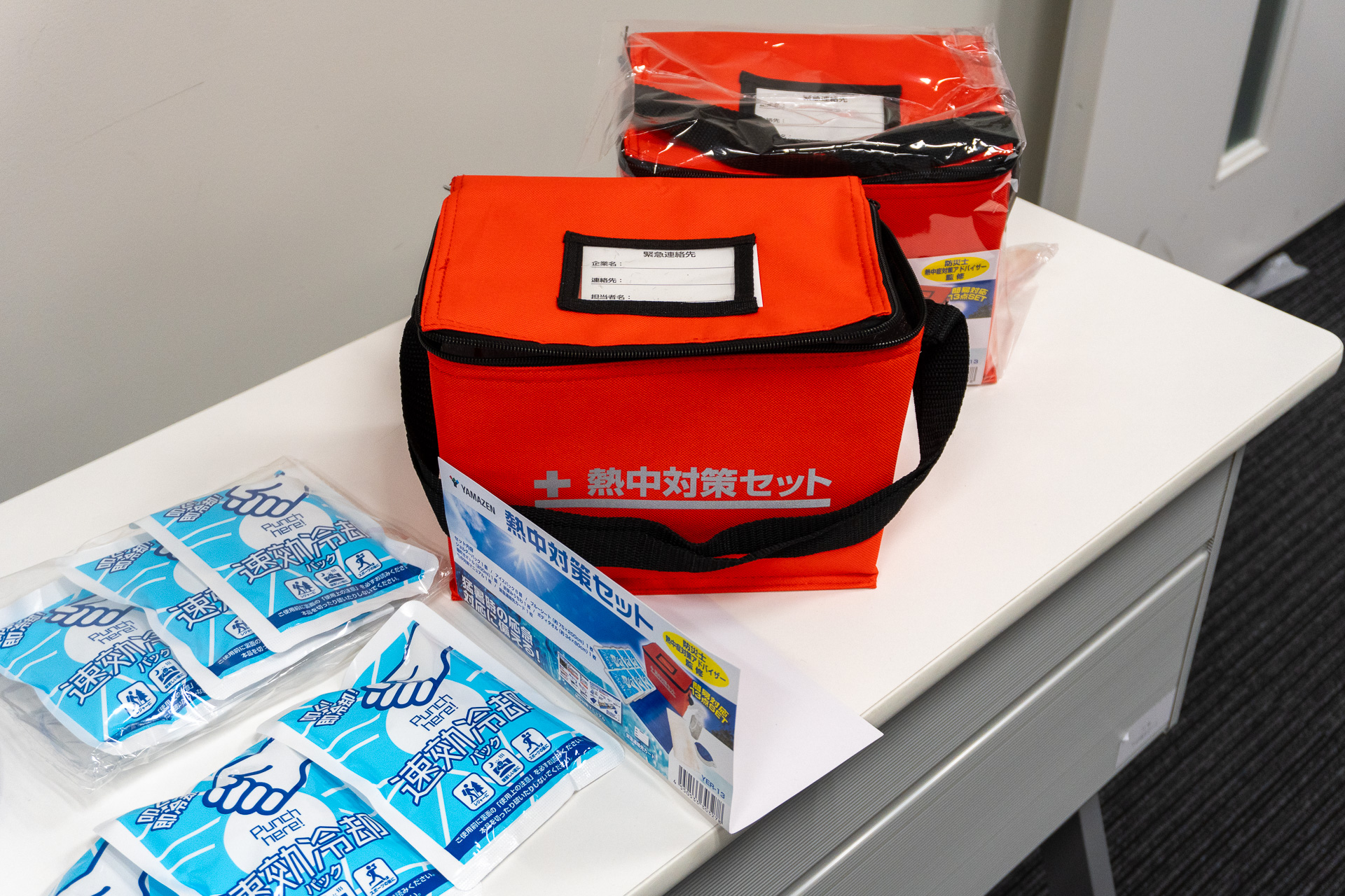 防災士・熱中症対策アドバイザー監修の「熱中対策セット」（2980円）。アイスパック、ブルーシート、緊急対応マニュアルなど計19点がまとめられている