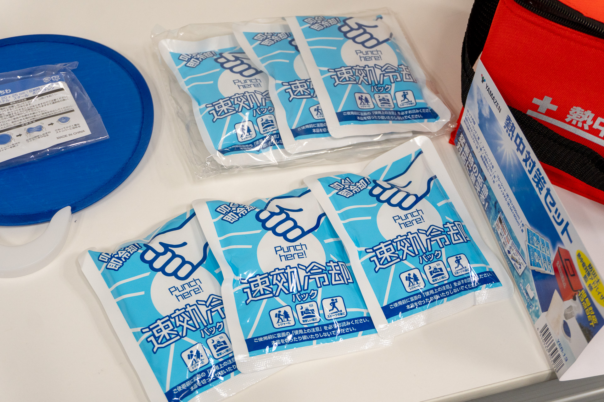 防災士・熱中症対策アドバイザー監修の「熱中対策セット」（2980円）。アイスパック、ブルーシート、緊急対応マニュアルなど計19点がまとめられている