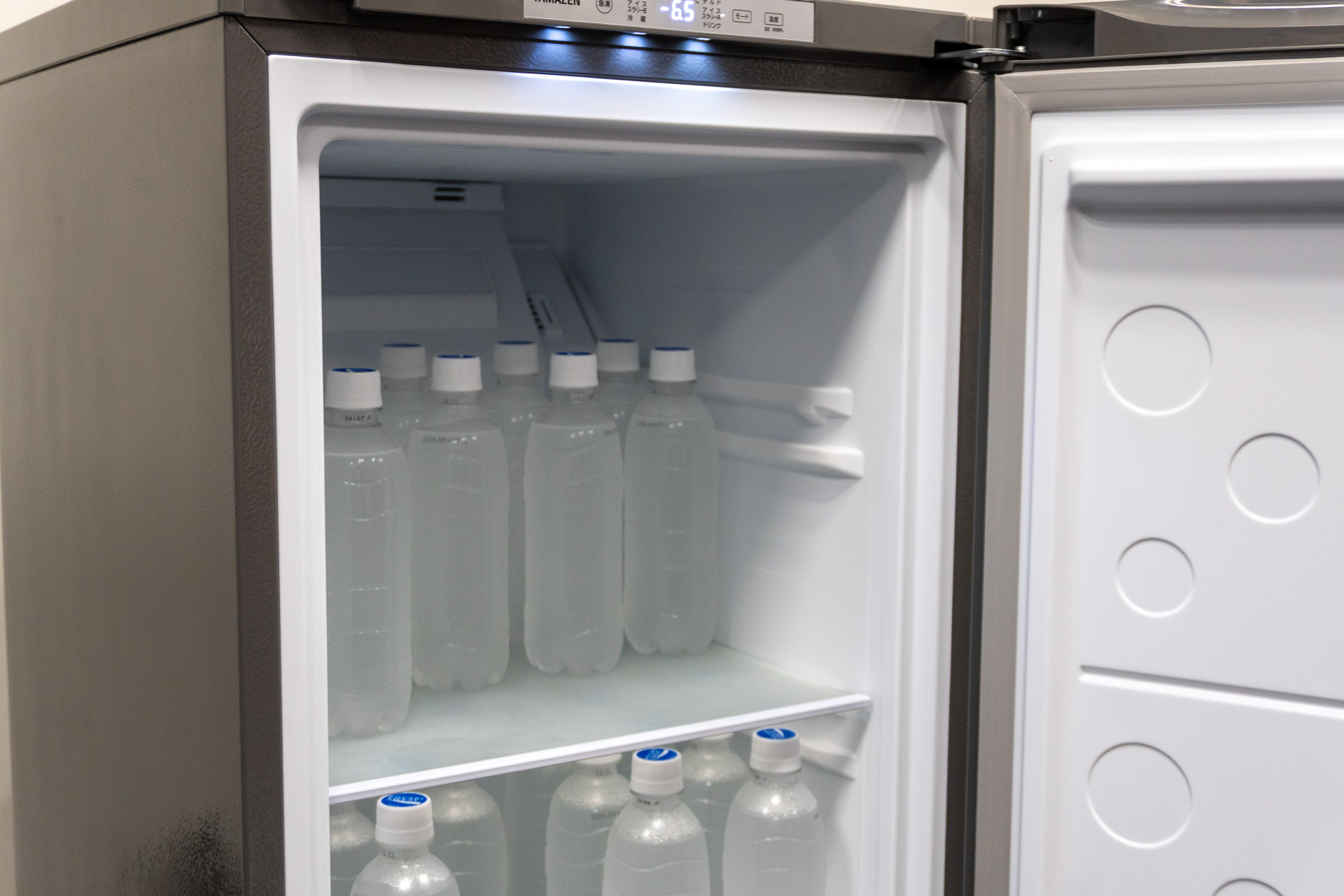 衝撃を与えることでシャーベット状に変化する「飲める氷」を一度にたくさんストックできる。温度設定により通常の冷蔵庫・冷凍庫にもなり、家庭で使うのもOK