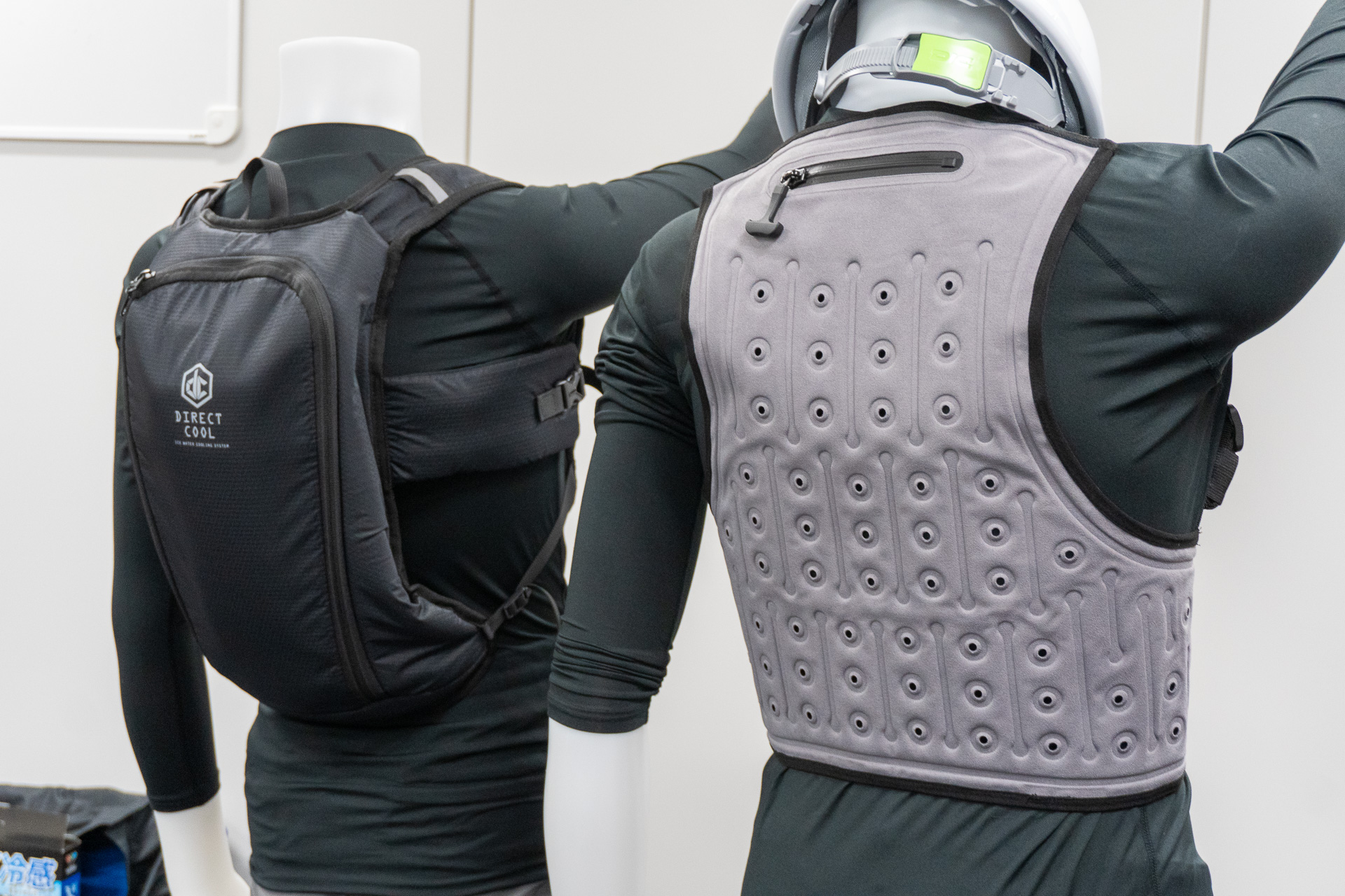 冷却した水を衣類に循環させて身体を冷やす「水冷服」。バッテリーが要らず、常温の水を注ぐだけで使える新タイプも登場