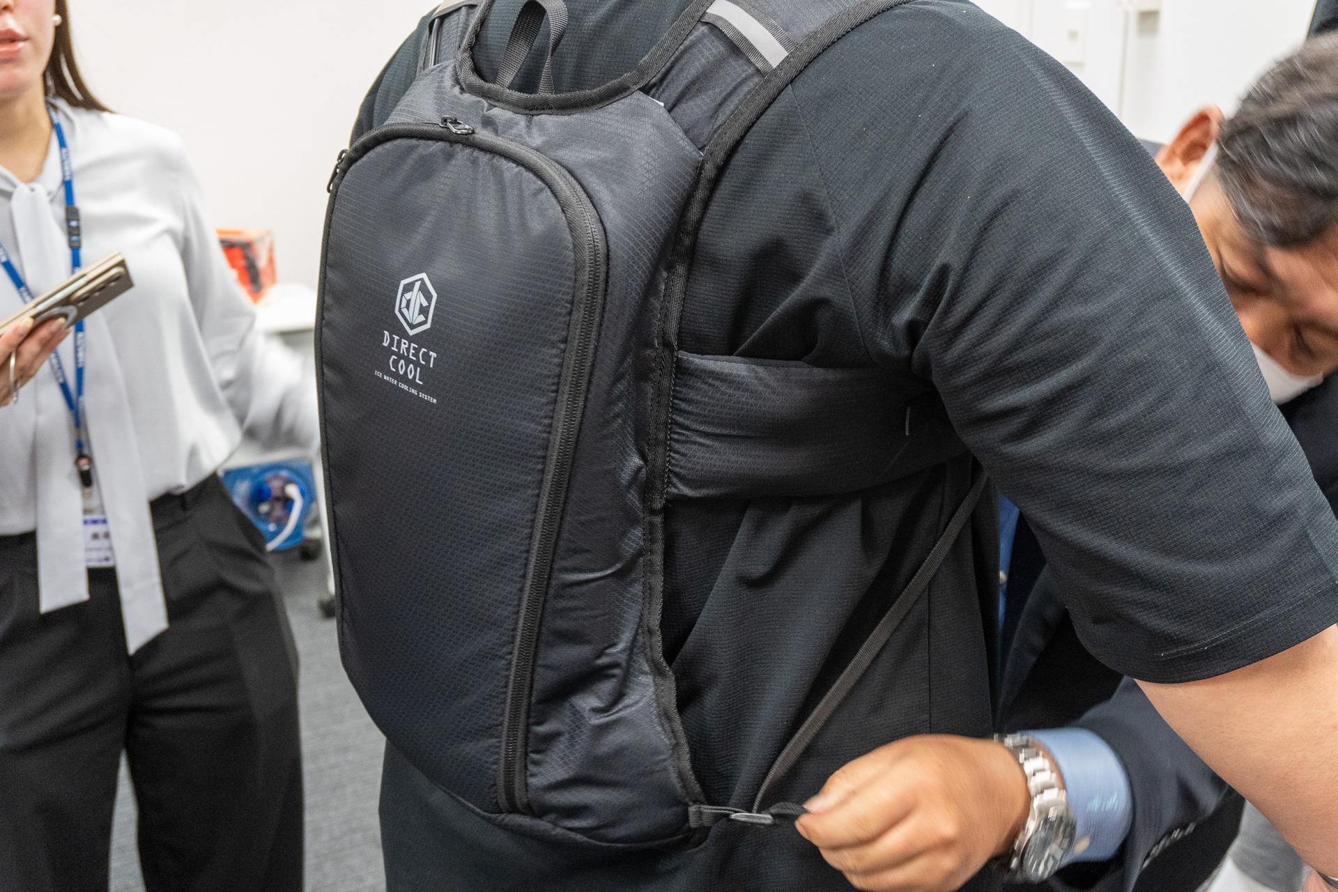 ベストを着るように装着