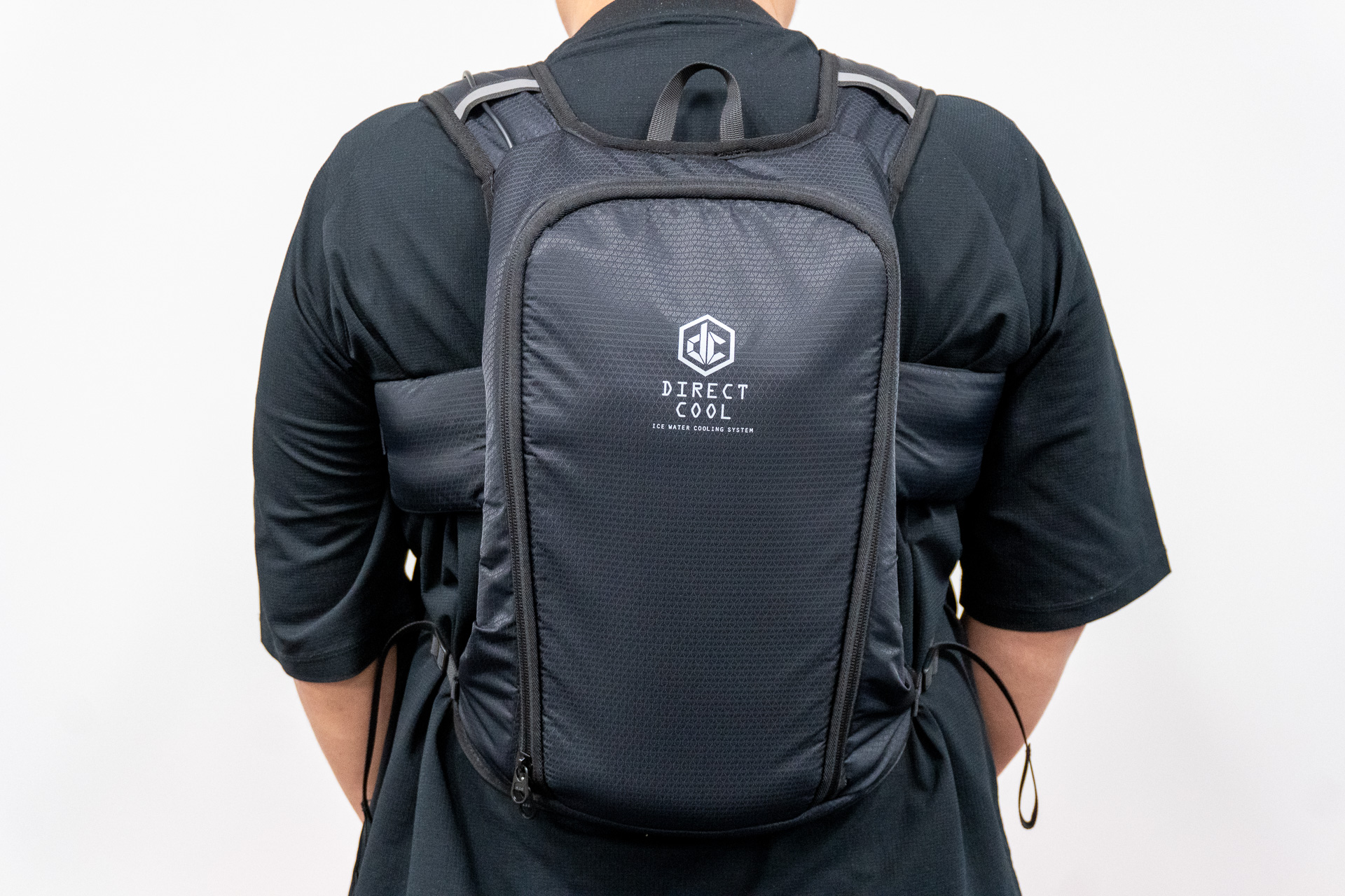 新型水冷服「DIRECT COOL ProPLUS 水路式」（バッテリー付きで2万5980円）