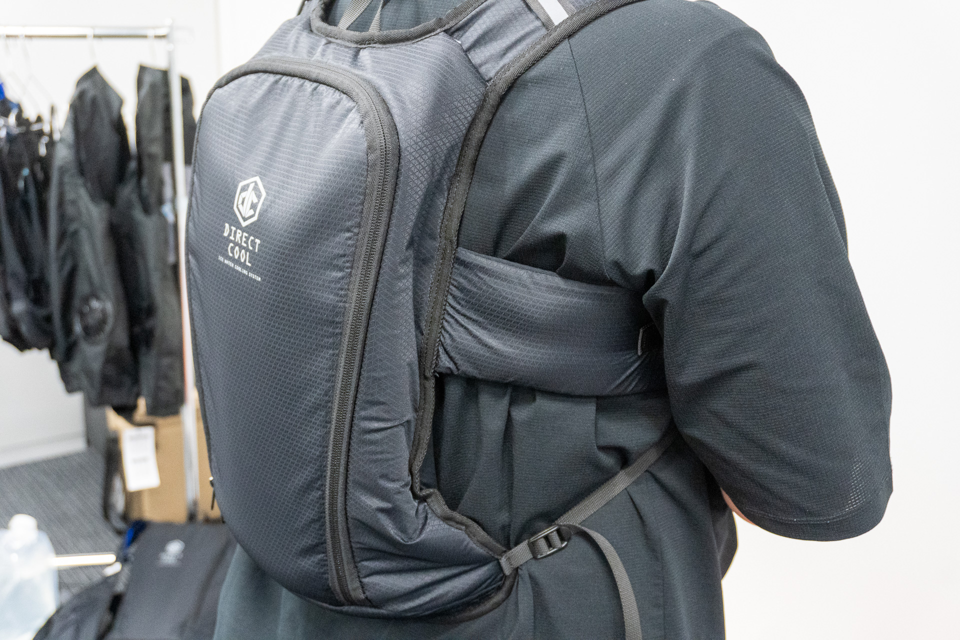 新型水冷服「DIRECT COOL ProPLUS 水路式」（バッテリー付きで2万5980円）