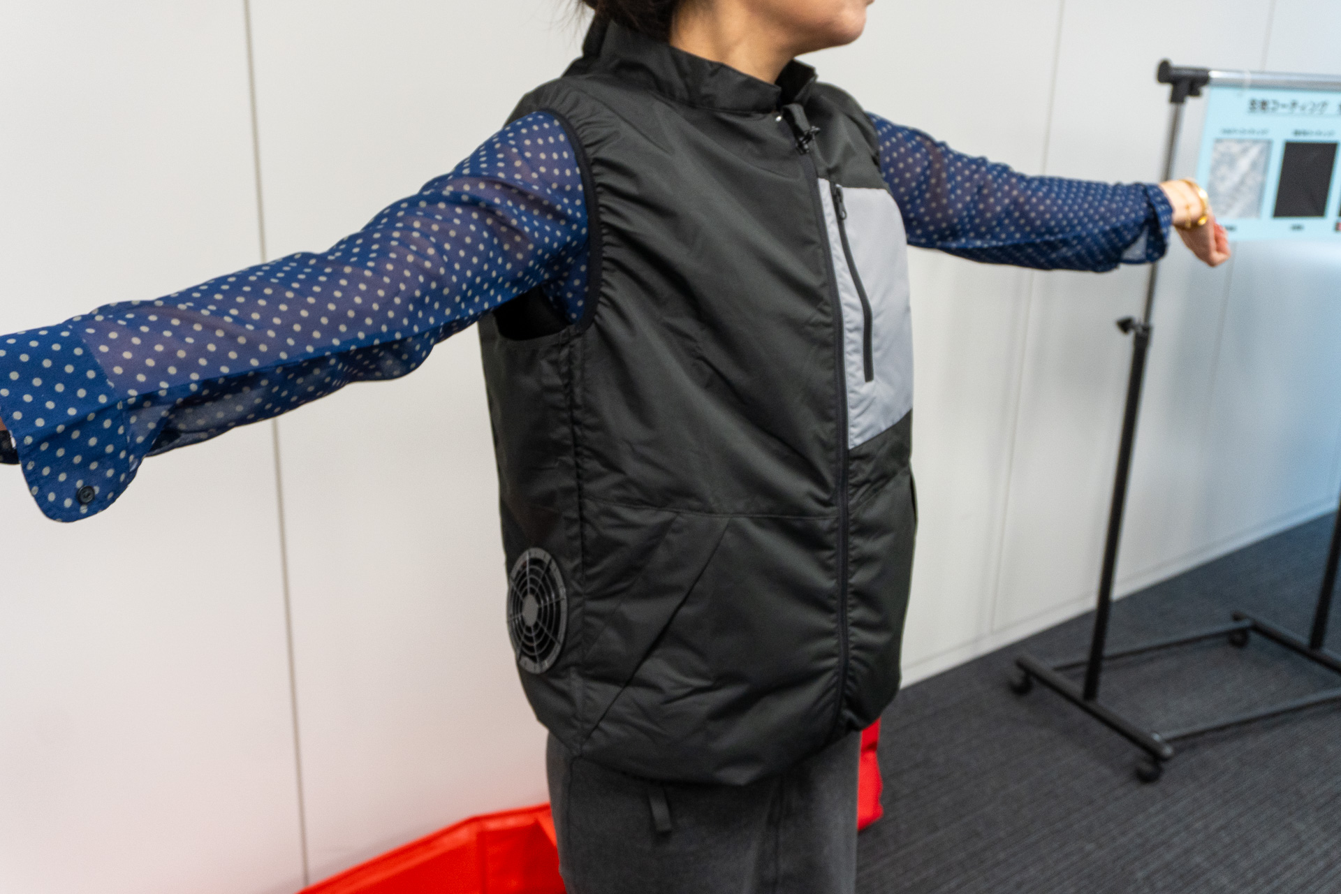 各水冷服は、ファン付きウェアと併用することでより効率的に涼しさが得られる。体験者たちからは「バッテリーや水分の物理的な重さはそこまで気にならない」という意見が多かった