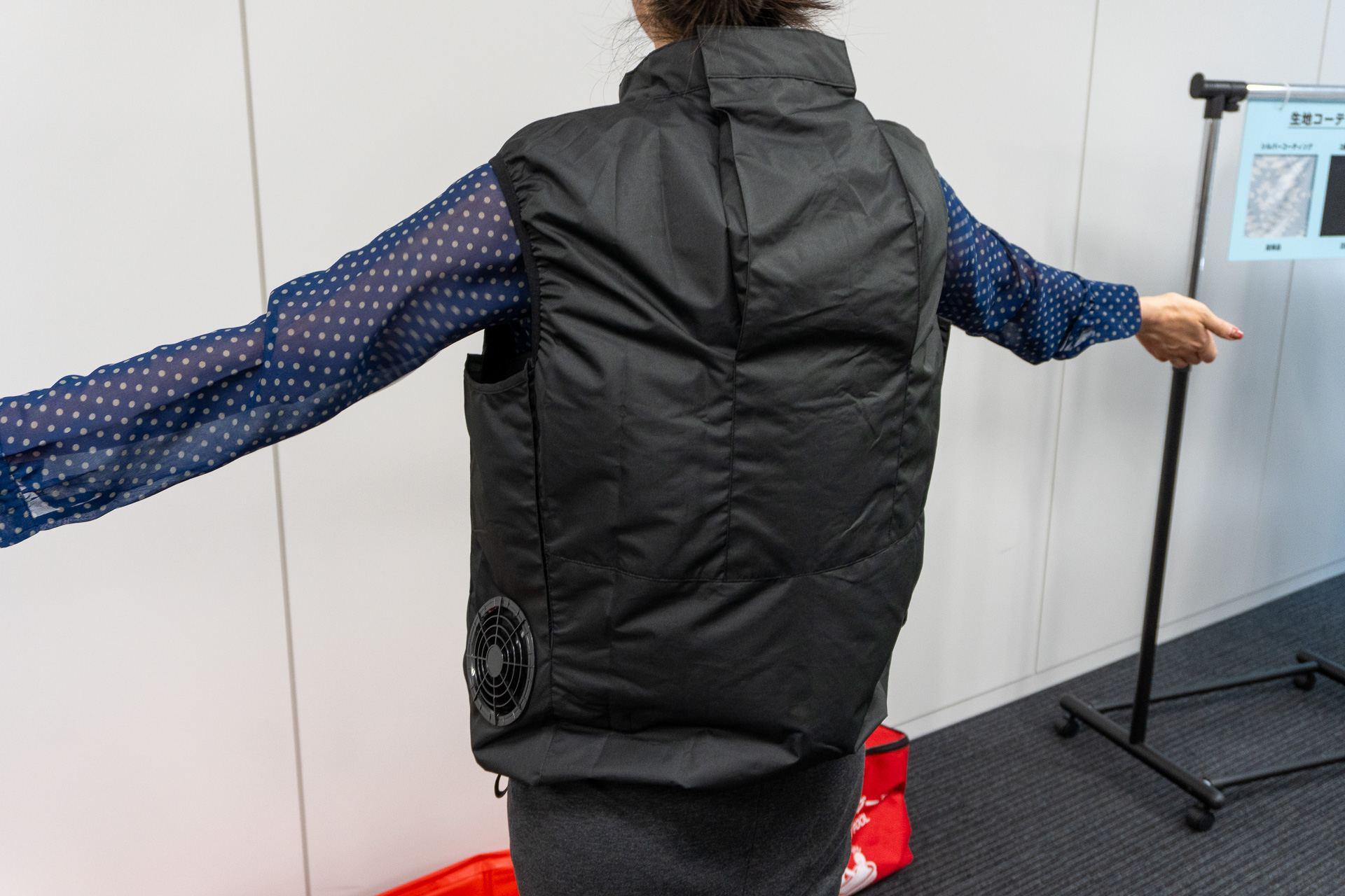 各水冷服は、ファン付きウェアと併用することでより効率的に涼しさが得られる。体験者たちからは「バッテリーや水分の物理的な重さはそこまで気にならない」という意見が多かった