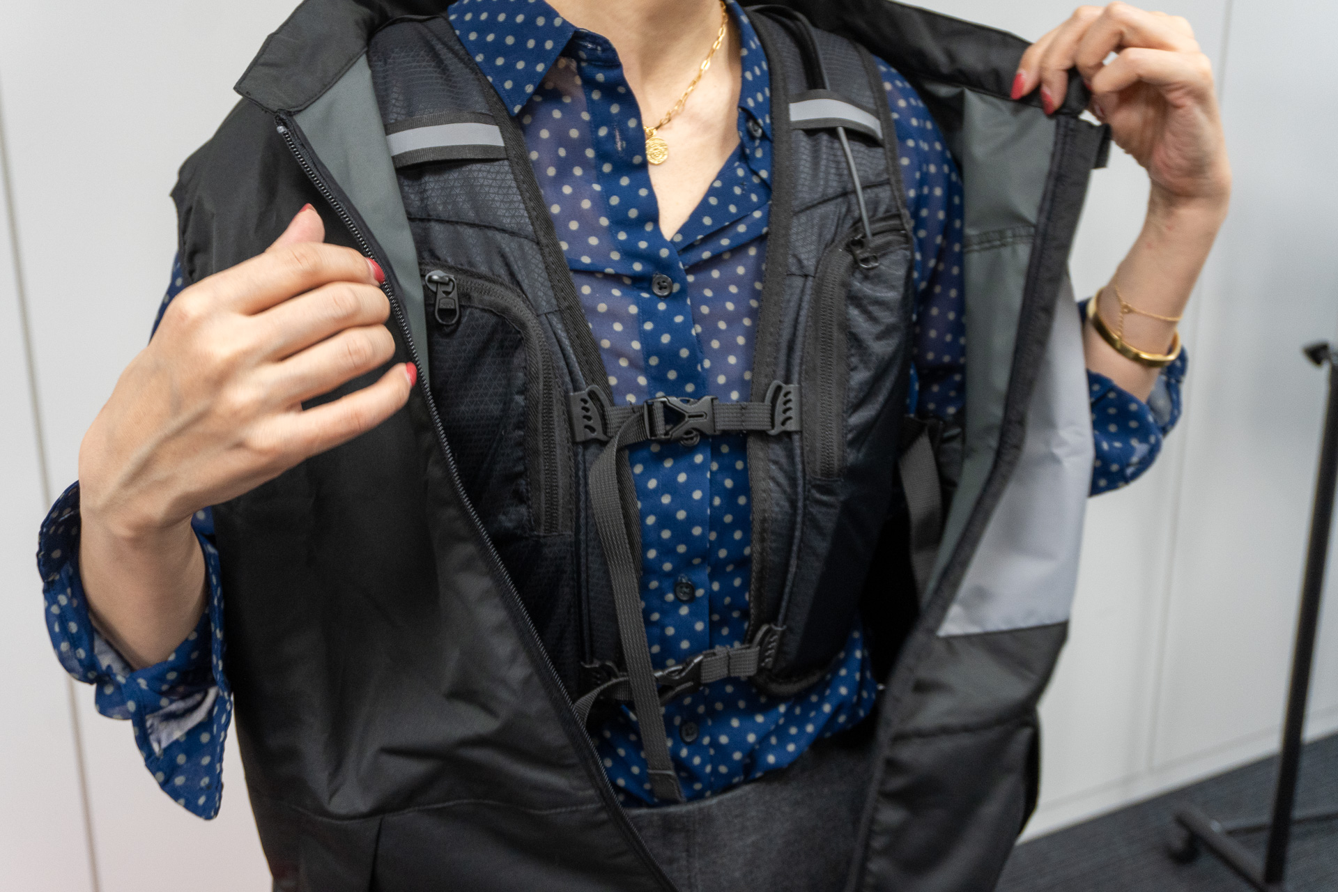 各水冷服は、ファン付きウェアと併用することでより効率的に涼しさが得られる。体験者たちからは「バッテリーや水分の物理的な重さはそこまで気にならない」という意見が多かった