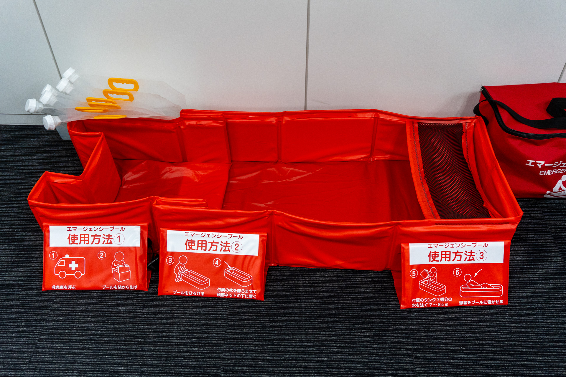 万が一の熱中症発生時に全身を冷やす「エマージェンシープール」（2万7500円）。長さは140cmから最大175cmに拡張できる