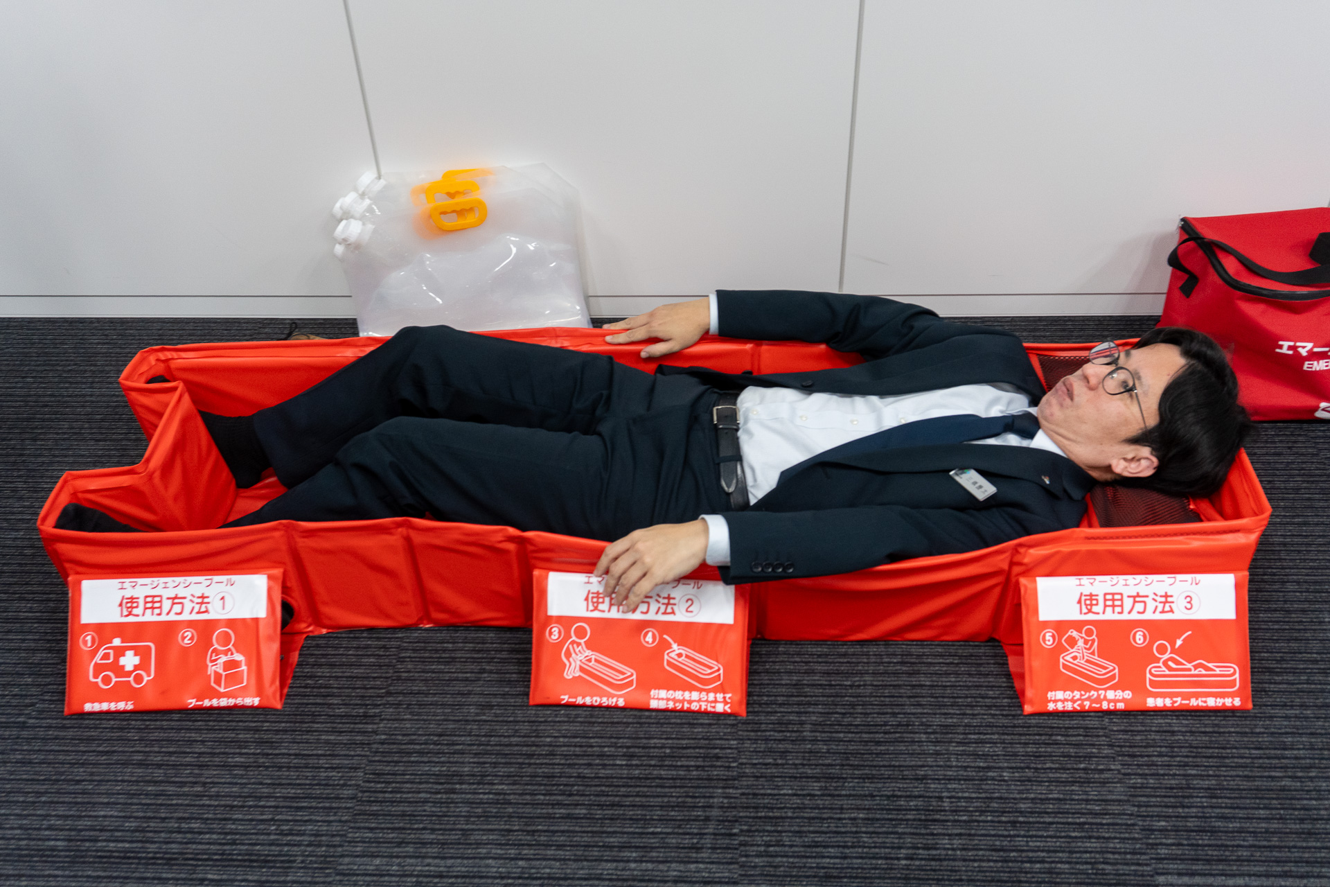 身長174cmの男性が寝てみるとこんな感じ。頭には空気を入れて使う枕を搭載。膝を曲げてリラックスした体勢をとるため、身長175cm以上の人でも問題なく使える