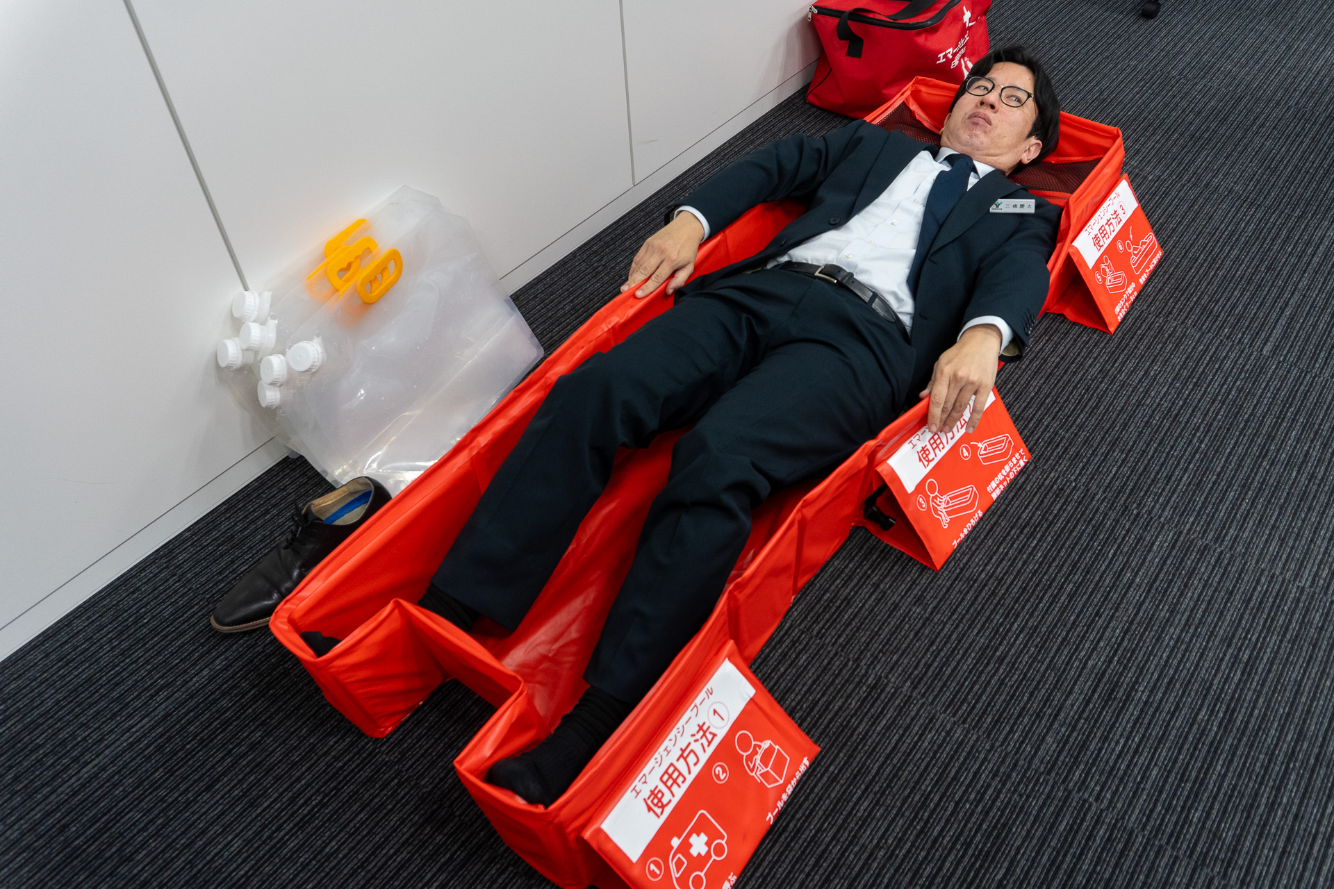 身長174cmの男性が寝てみるとこんな感じ。頭には空気を入れて使う枕を搭載。膝を曲げてリラックスした体勢をとるため、身長175cm以上の人でも問題なく使える