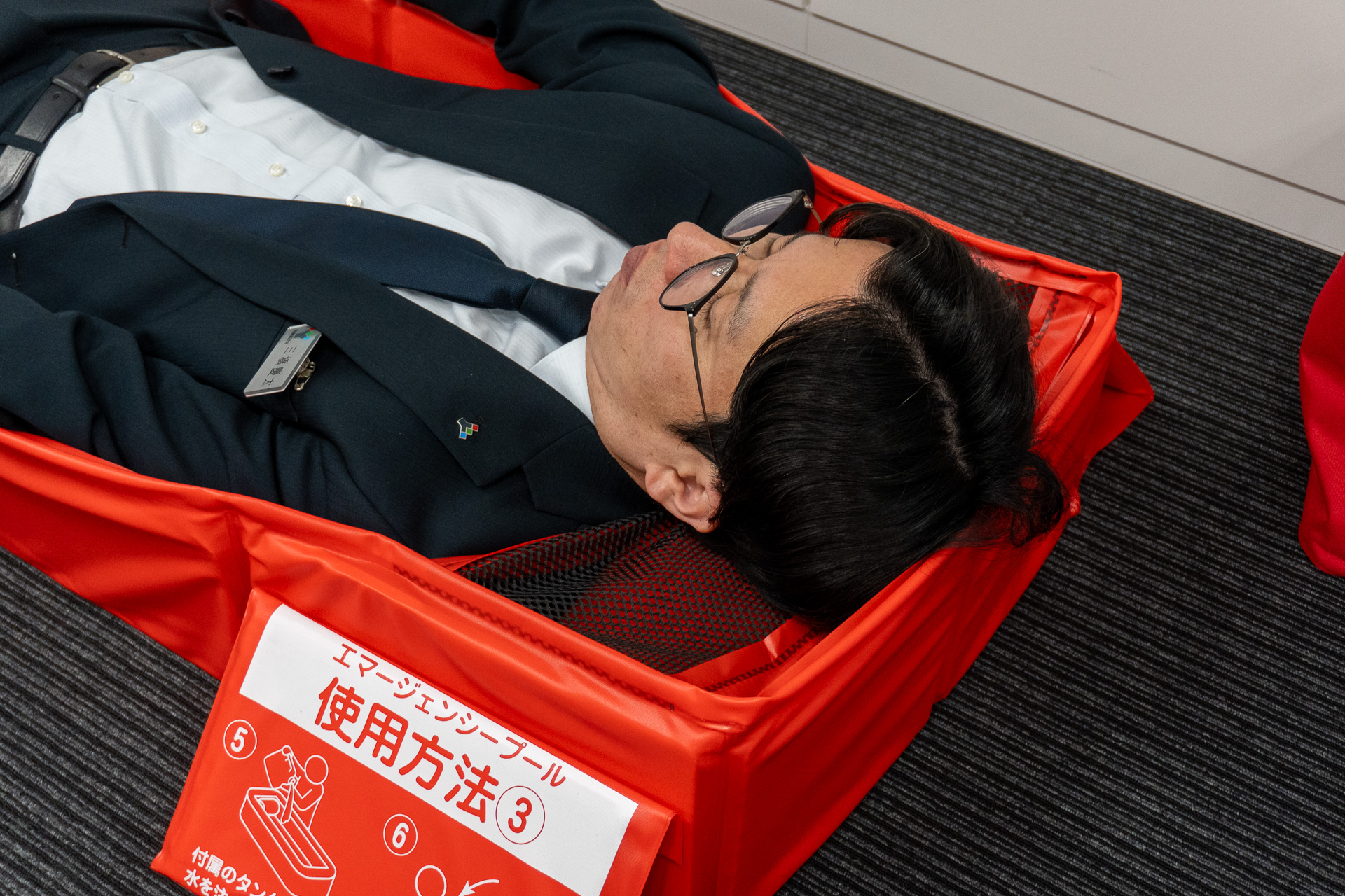 身長174cmの男性が寝てみるとこんな感じ。頭には空気を入れて使う枕を搭載。膝を曲げてリラックスした体勢をとるため、身長175cm以上の人でも問題なく使える