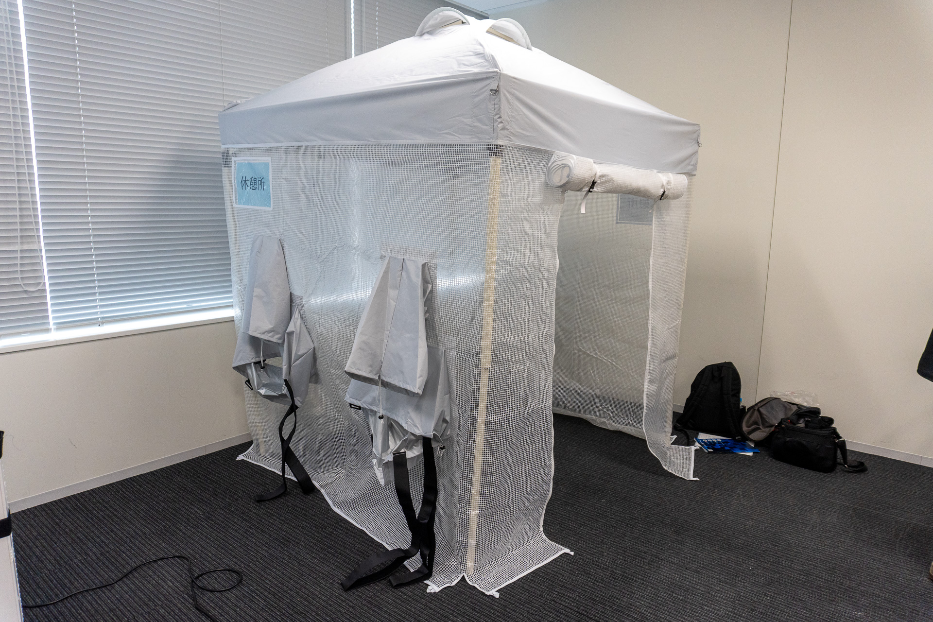 こちらは屋内用の「熱中対策シェルター」。最大4人サイズは9万9800円（スポットクーラー1台セット）、最大6人サイズは15万9800円（スポットクーラー2台セット）