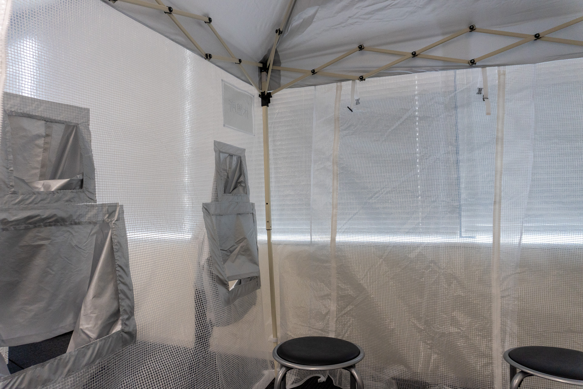 こちらは屋内用の「熱中対策シェルター」。最大4人サイズは9万9800円（スポットクーラー1台セット）、最大6人サイズは15万9800円（スポットクーラー2台セット）