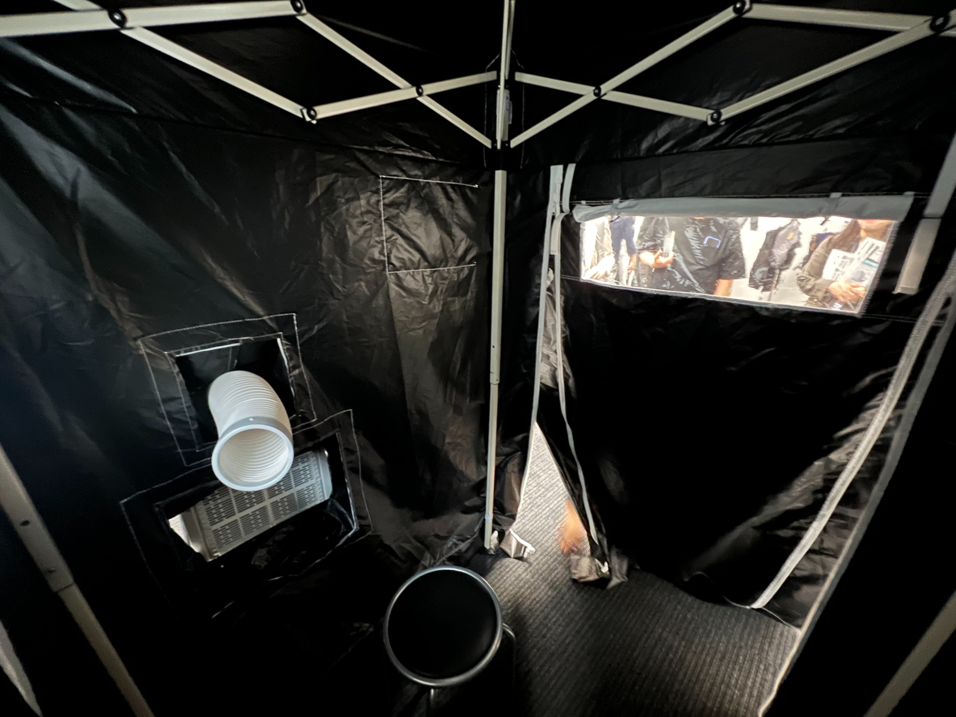 今回の展示品は最大4人向け。サイズ（幅×奥行×高さ）は約120×120×204～215cm。収納時は約100×20×20cmで、専用バッグも付属する