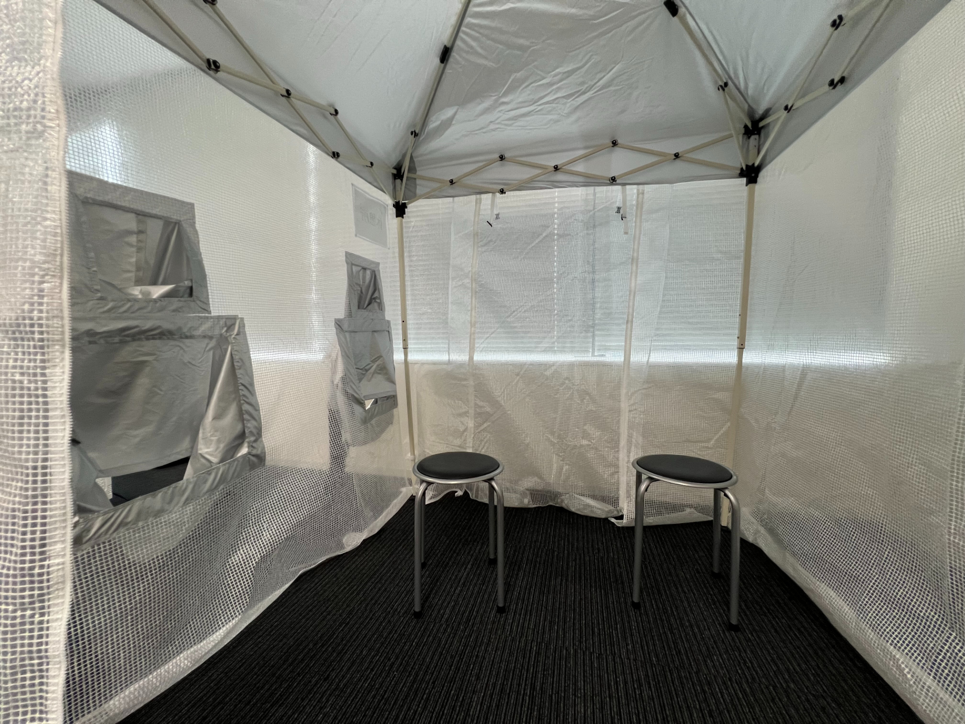 こちらは屋内用の「熱中対策シェルター」。最大4人サイズは9万9800円（スポットクーラー1台セット）、最大6人サイズは15万9800円（スポットクーラー2台セット）