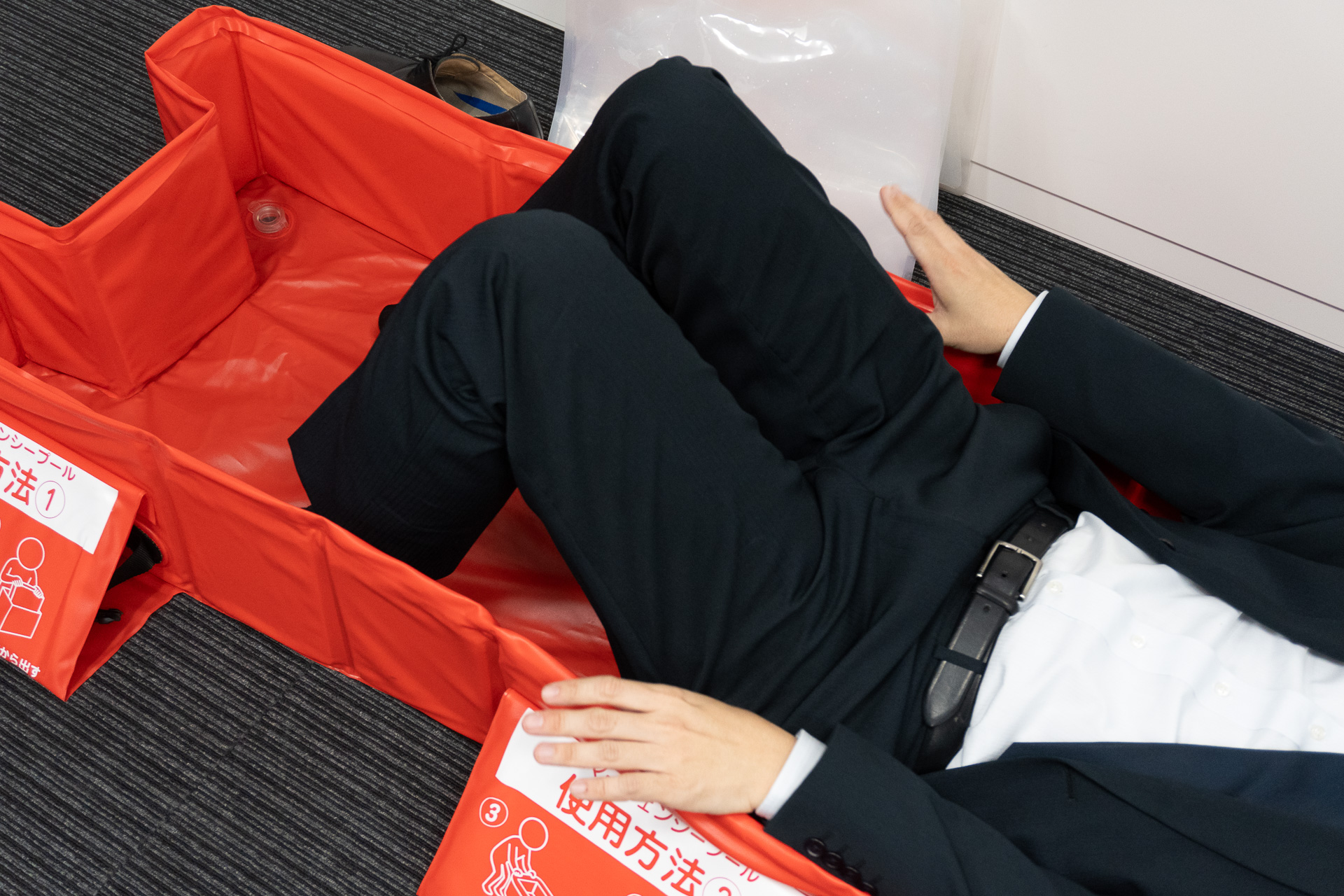 身長174cmの男性が寝てみるとこんな感じ。頭には空気を入れて使う枕を搭載。膝を曲げてリラックスした体勢をとるため、身長175cm以上の人でも問題なく使える