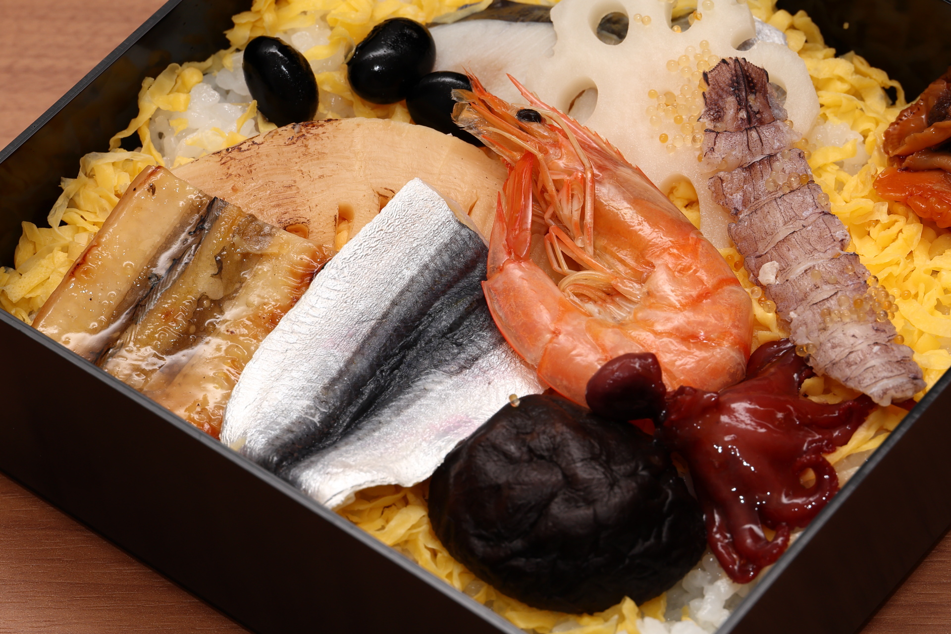 キラキラしたままかり、れんこんの下にはさわら、しゃこの酢漬け