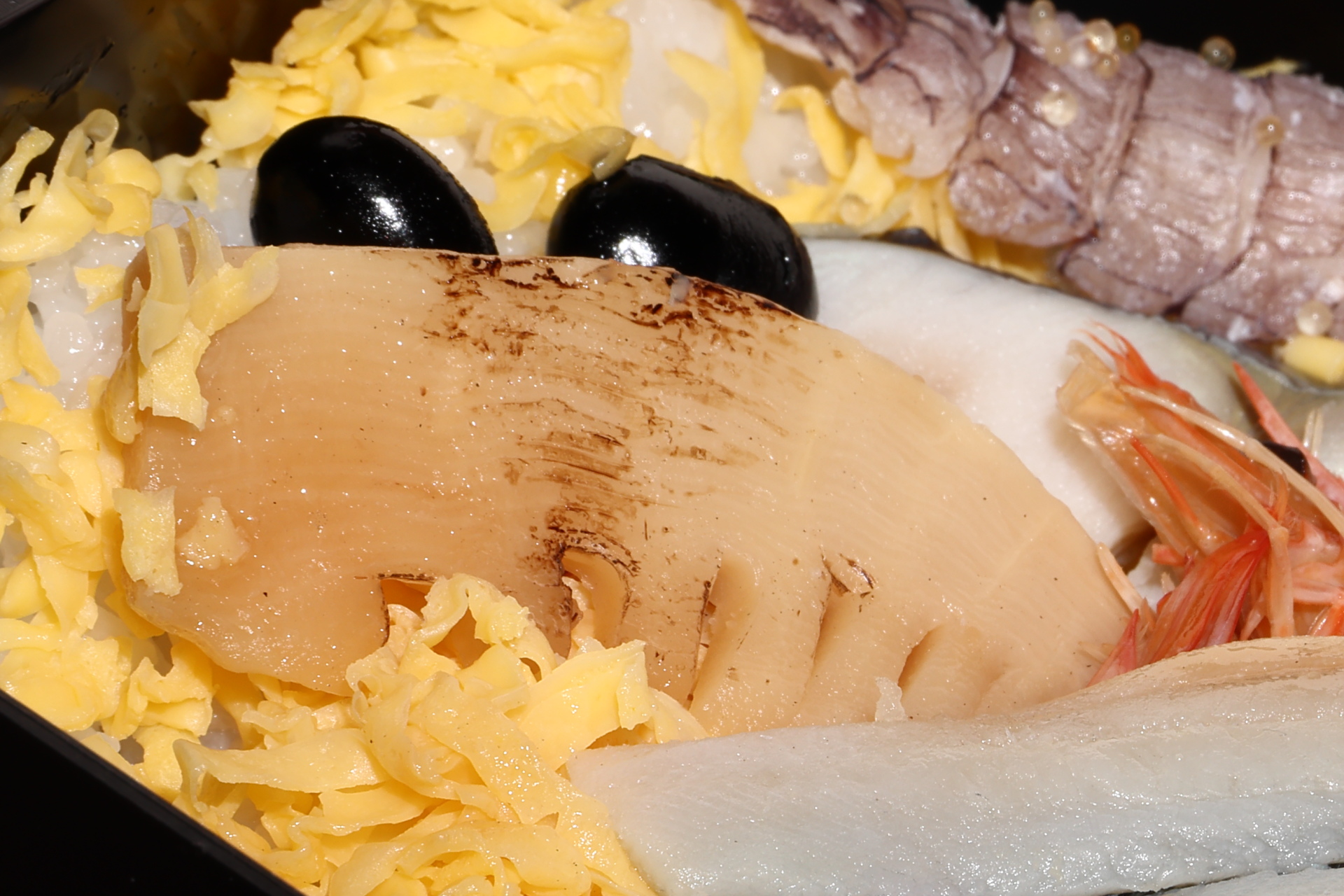 季節を感じる筍煮とほんのりとした甘さの黒煮豆