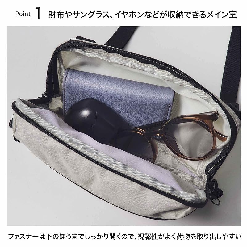 メイン室と前ポケットが備わり、お出かけの必需品をこれ1つにまとめられる。サイズは約20.5×2.5×14cm（幅×奥行×高さ）