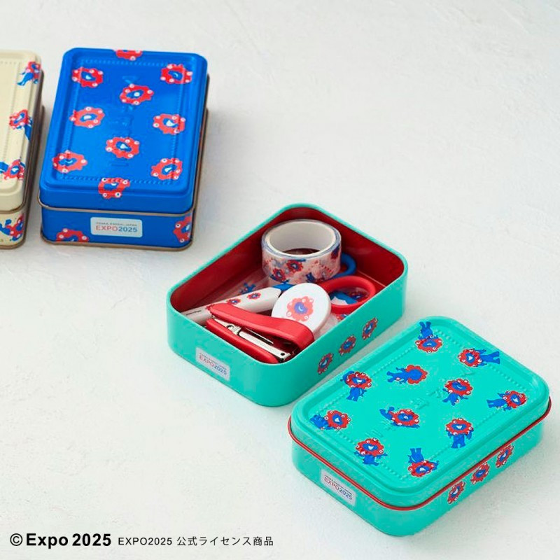 かつて販売していた万博限定「マイドオオキニ缶」（会場内・会場外商品）と一緒に並べた様子